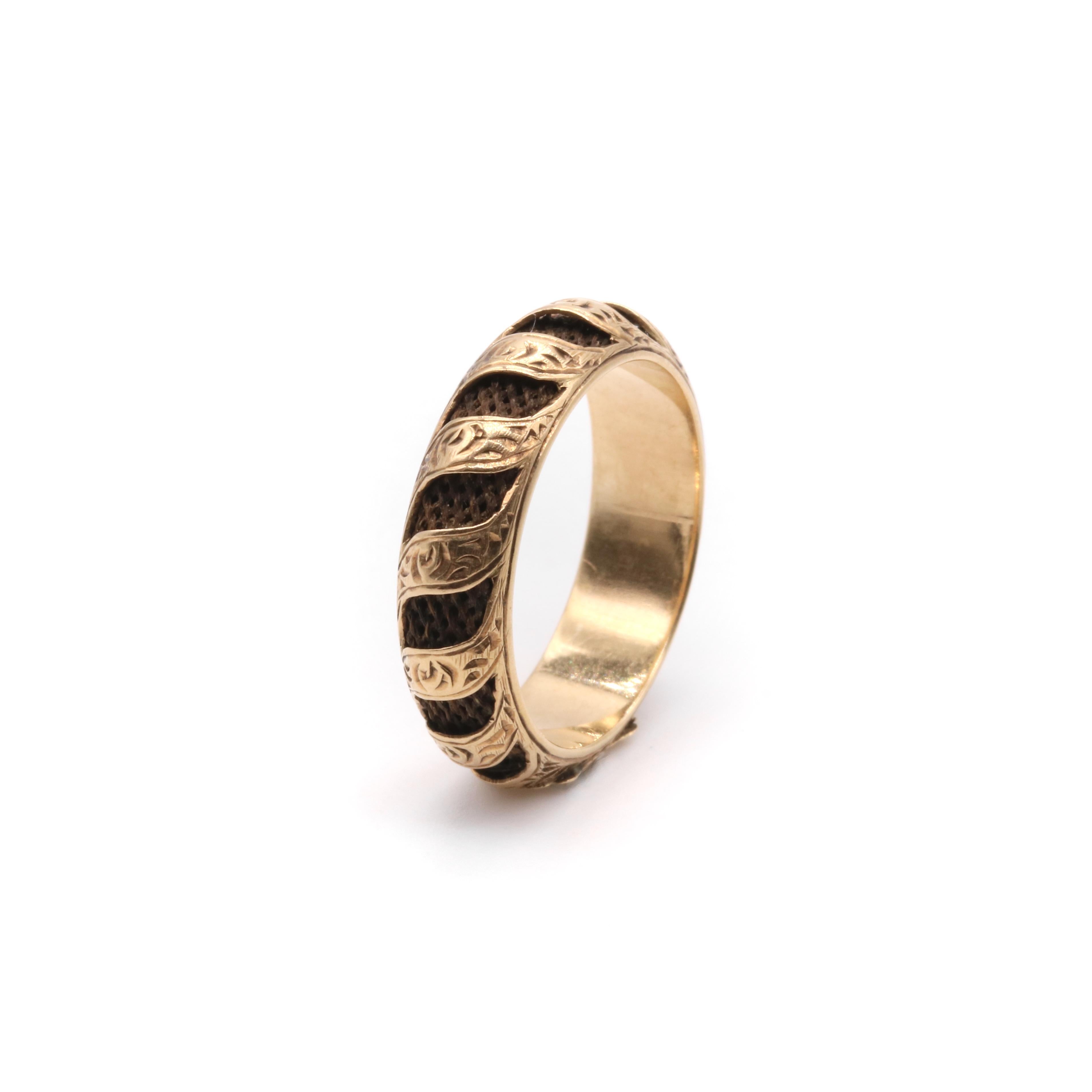 Antique Victorian 15K Yellow Gold Hairwork Floral Chased Mourning Ring For Sale 5