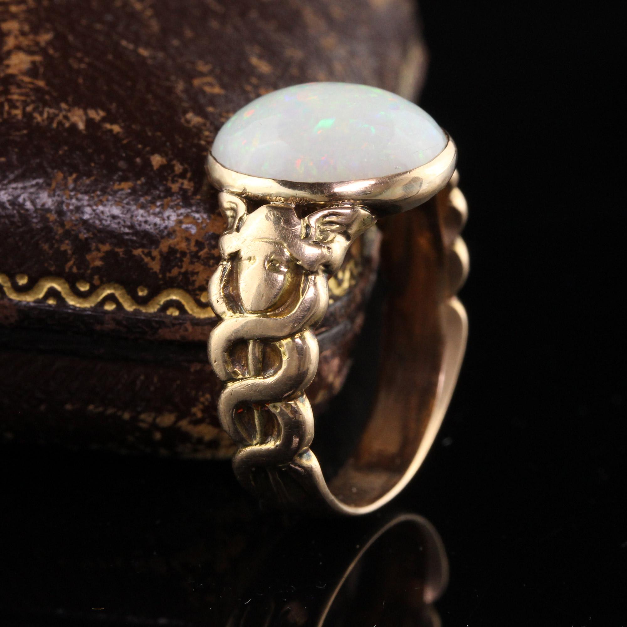 Antiker viktorianischer 15 Karat Gelbgold Opal Asclepios geschnitzter Ring (Viktorianisch) im Angebot