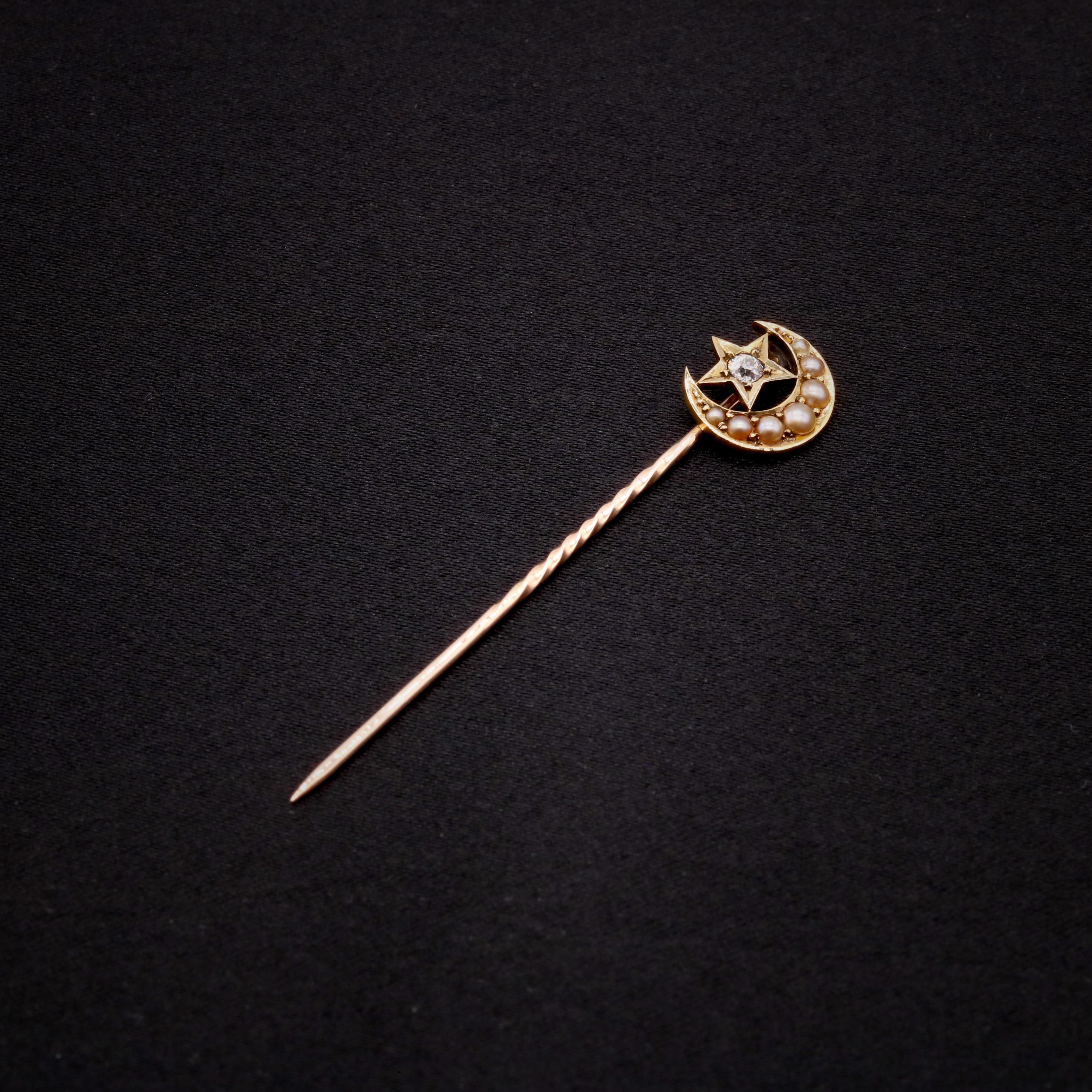 Antique Victorian 15K Yellow Gold Pearl and Diamond Moon and Star Stick Pin In Good Condition For Sale In Staines-Upon-Thames, GB
