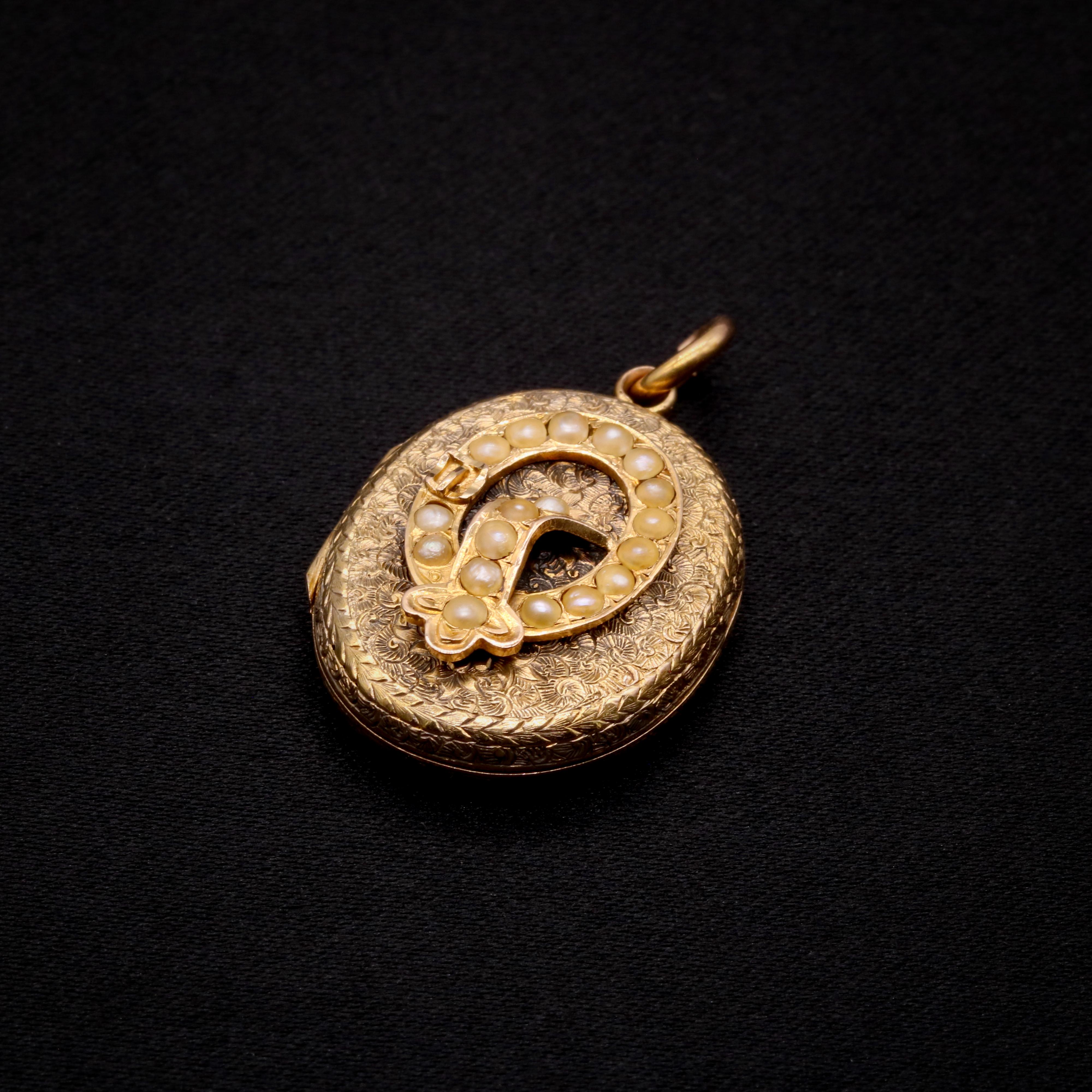 Una spilla vittoriana in oro giallo e perle, composta da diciotto perle di semi, in oro giallo a 15 carati. 

Questo grazioso medaglione vittoriano è inciso con un grazioso disegno floreale e a spirale sulla parte anteriore. Il medaglione è inciso