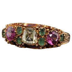 Antiker viktorianischer 15 Karat Gelbgold Rubin Smaragd und Chrysoberyll Gravur Ring