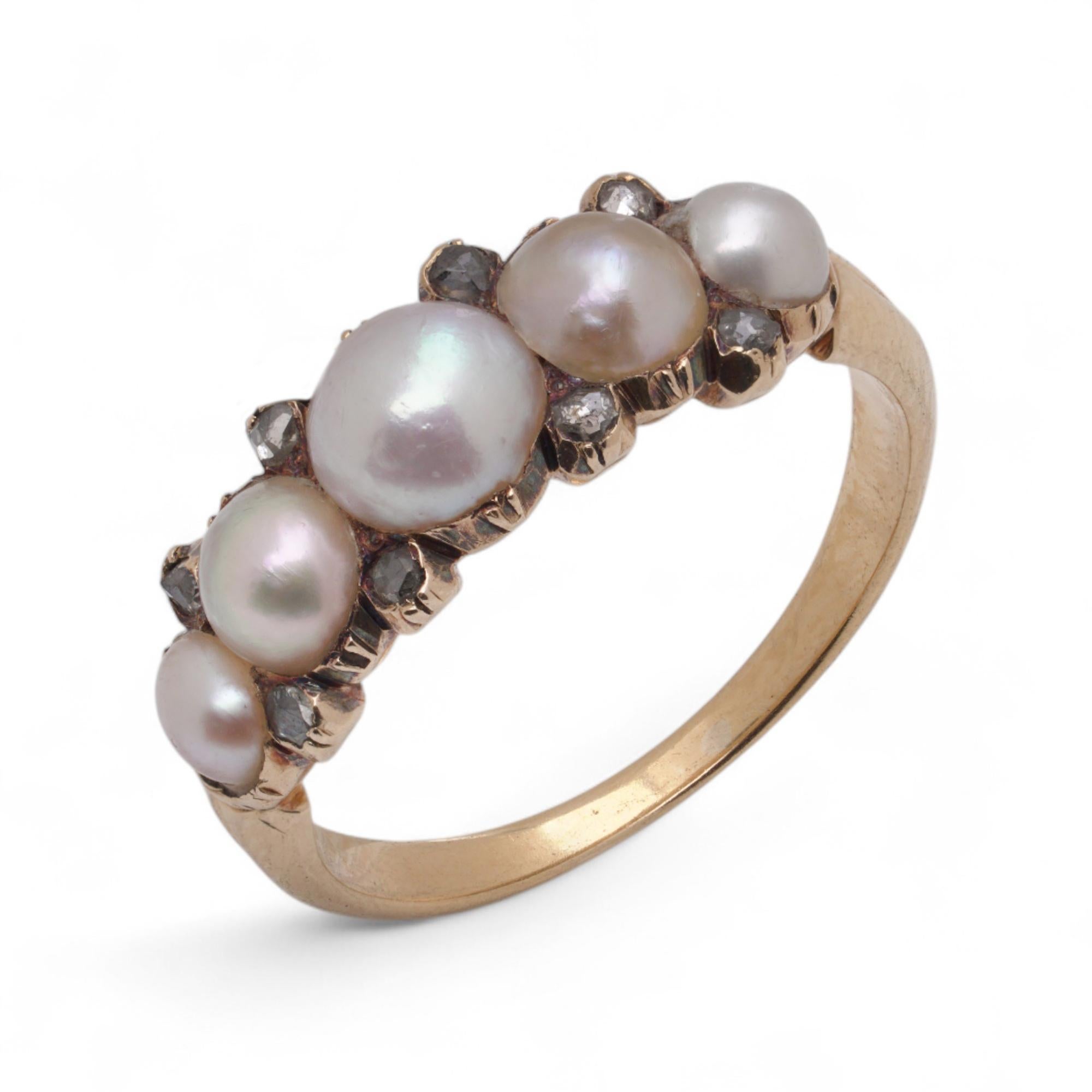 Une bague victorienne ancienne en or jaune 15kt. La bague est conçue comme une monture graduée à cinq pierres, avec des perles naturelles, flanquées de diamants de taille rose dans des montures à collet ouvertes. Les perles présentent des