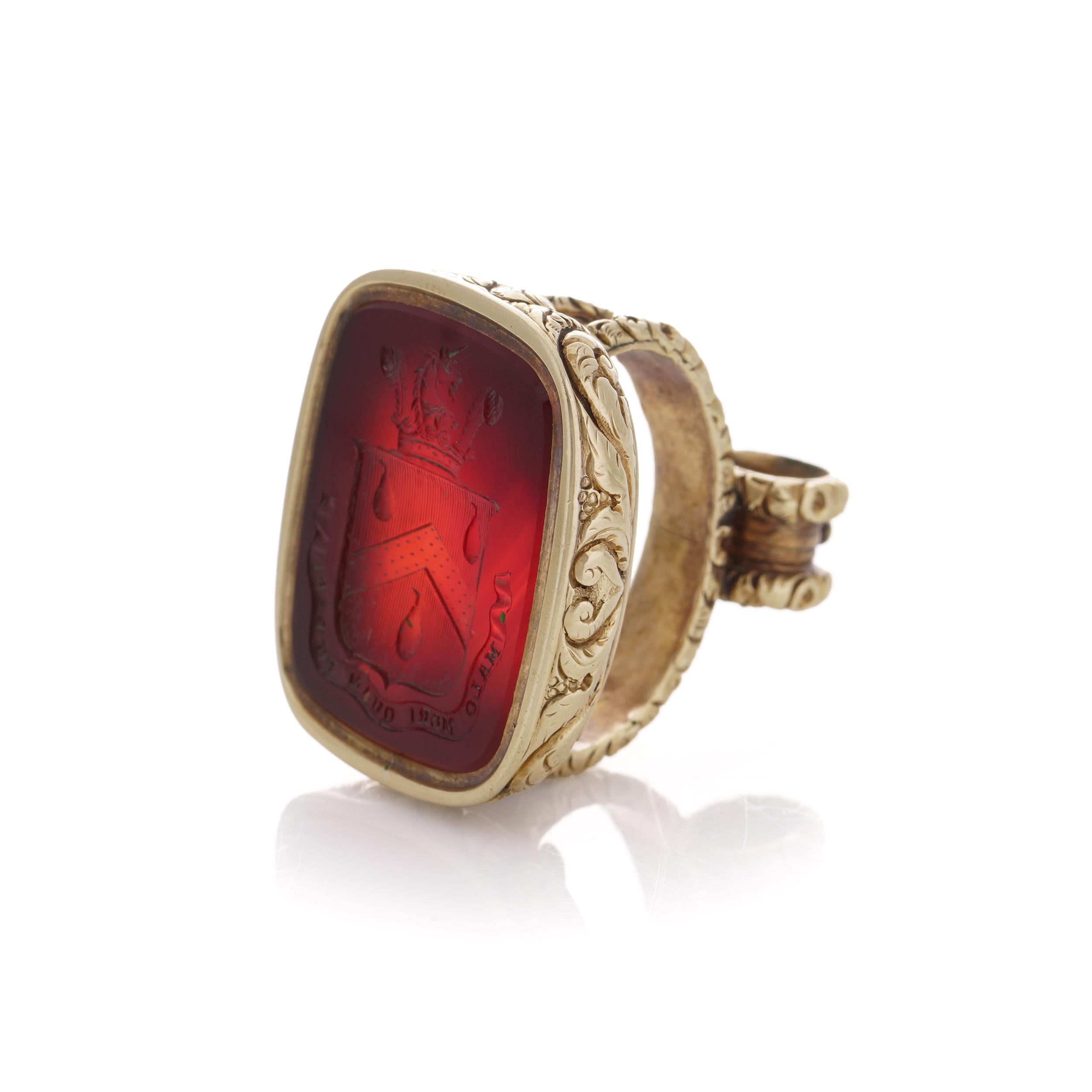Antique Victorian 15kt yellow gold seal/fob pendant  with carved carnelian  In Good Condition For Sale In Braintree, GB
