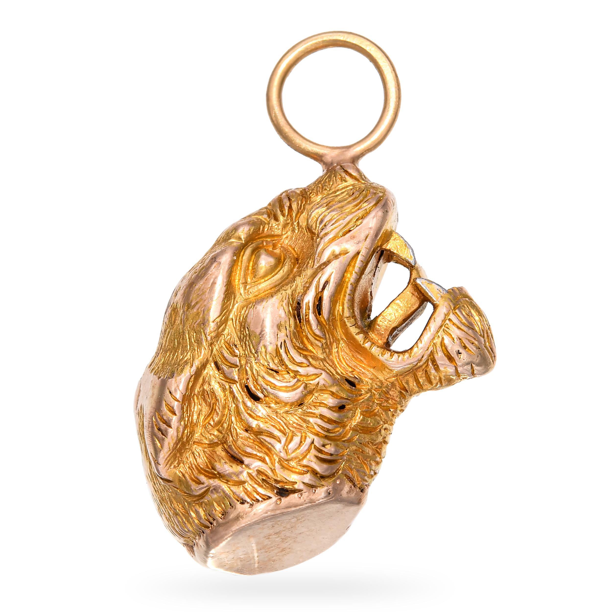 Pendentif victorien finement détaillé représentant la tête d'un tigre rugissant, délicatement réalisé en or jaune 17k. La sculpture présente des détails réalistes - de la fourrure texturée à la bouche ouverte montrant des dents acérées - qui
