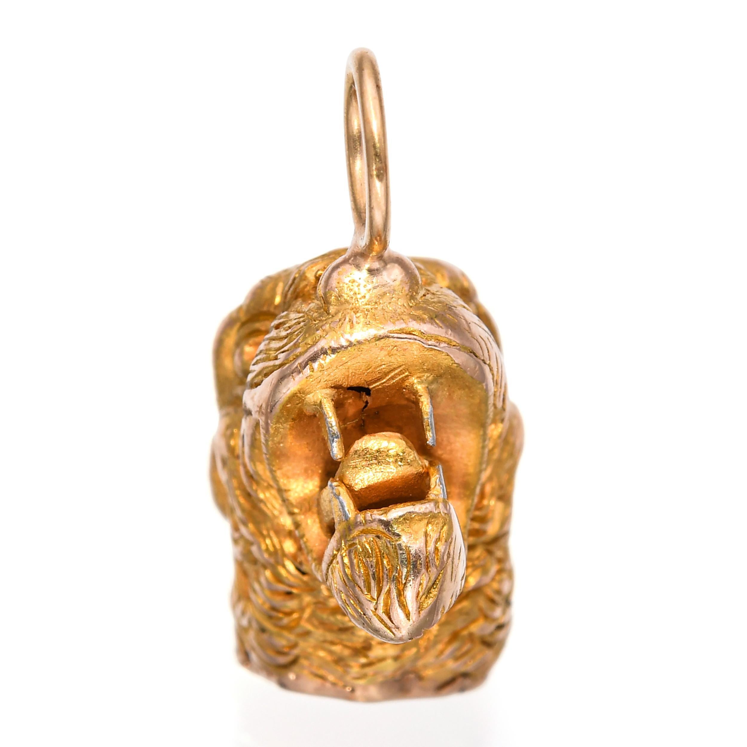 Taille ronde Pendentif tête de tigre sculpté en or jaune 17k de l'époque victorienne ancienne en vente