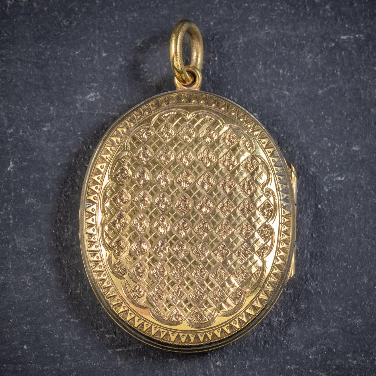 Antique Victorian 18 Carat Gold Gilt Blue Enamel circa 1880 Locket im Zustand „Hervorragend“ im Angebot in Lancaster , GB