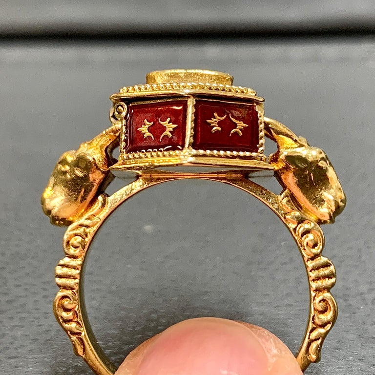 Antique Victorian 18 Karat Gold, Emerald and Enamel Snuff, Poison, Locket Ring In Fair Condition In Berlin, DE