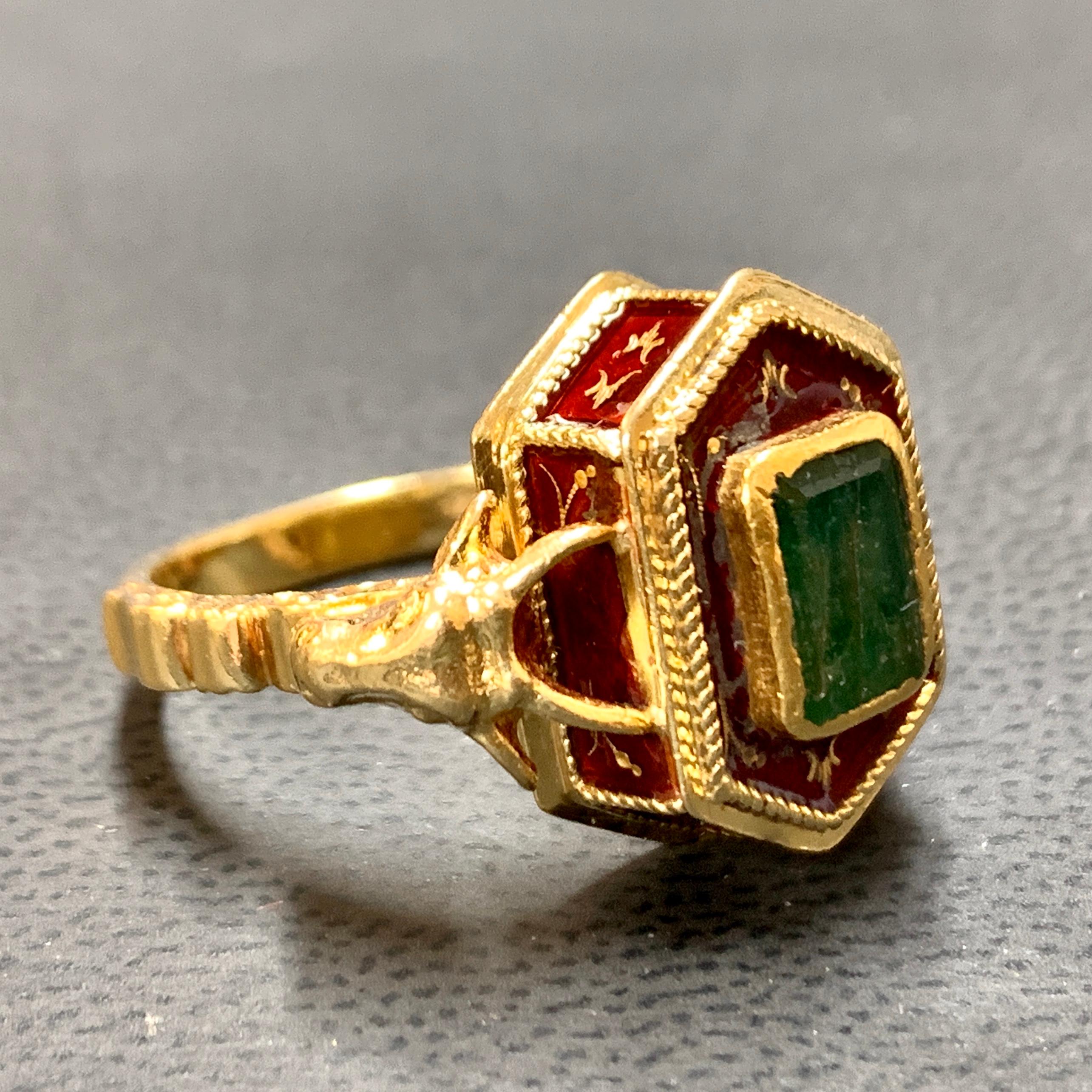 Antique Victorian 18 Karat Gold, Emerald and Enamel Snuff, Poison, Locket Ring In Fair Condition In Berlin, DE