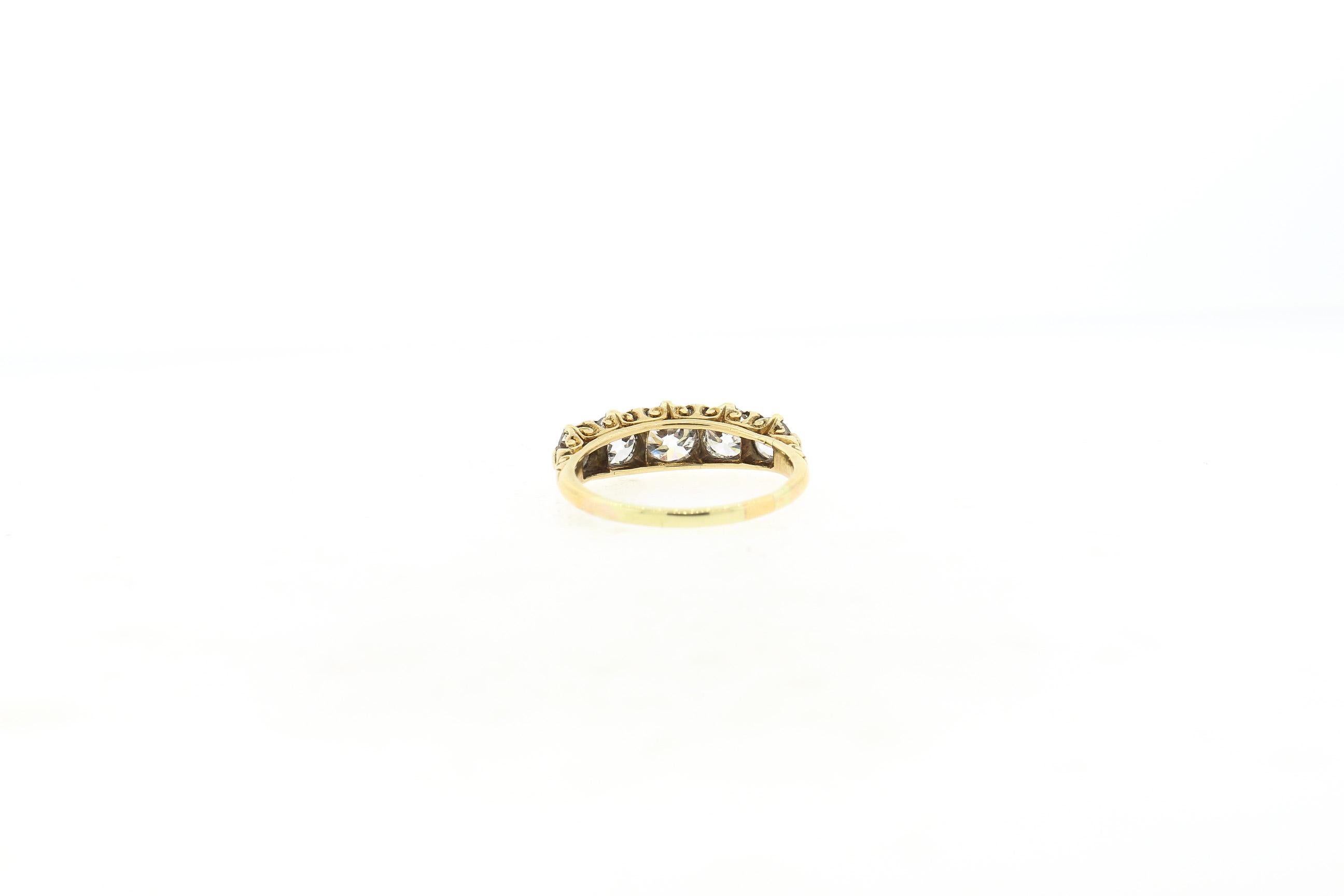 Bague victorienne ancienne à cinq pierres en or jaune 18 carats, vers 1880. L'anneau est serti de cinq diamants de taille Vieille Europe, et accentué par de petits diamants en rosace. Le poids total des diamants est d'environ 2,30 carats. Les
