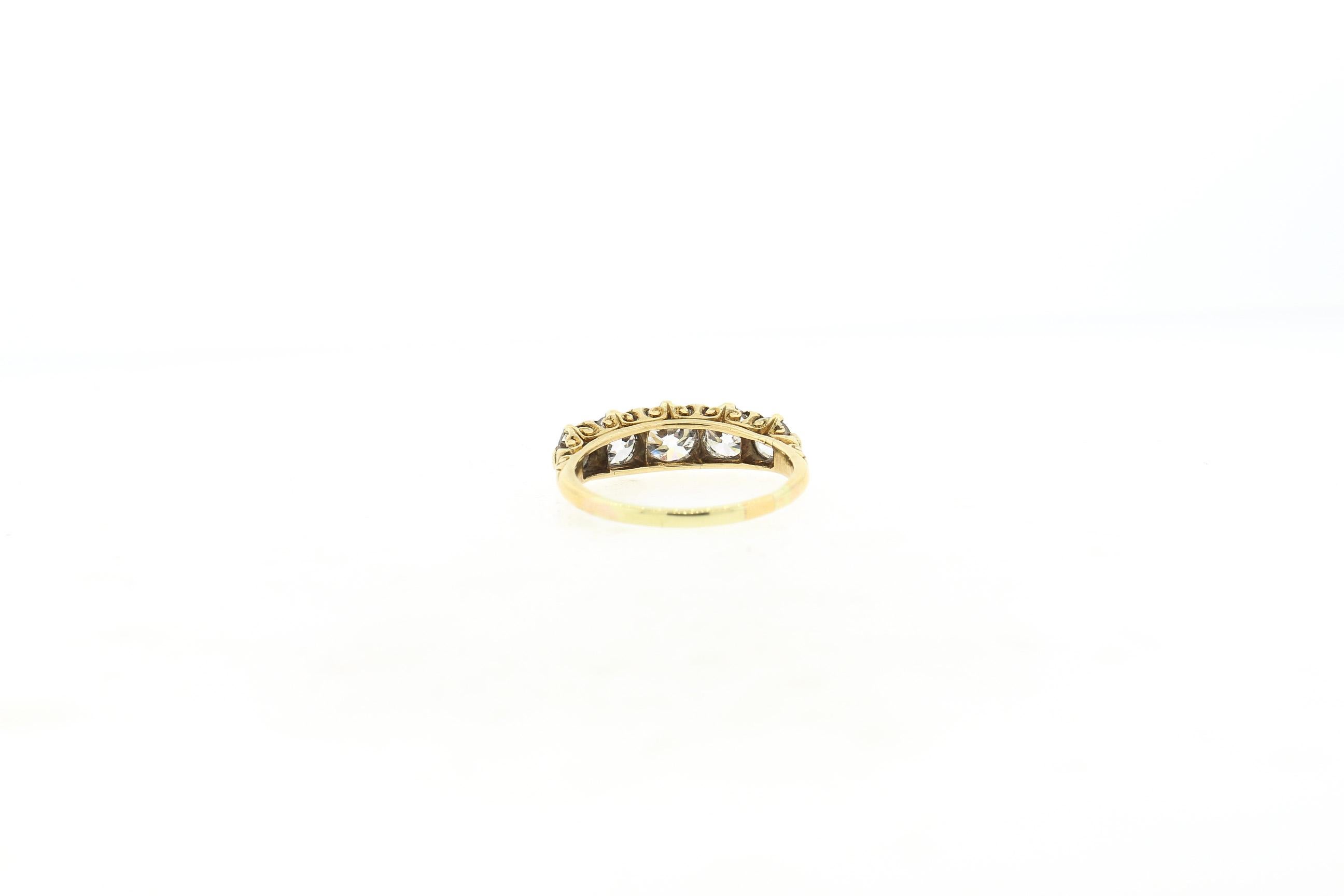 Bague victorienne ancienne à cinq pierres en or jaune 18 carats, vers 1880. L'anneau est serti de cinq diamants de taille Vieille Europe, et accentué par de petits diamants en rosace. Le poids total des diamants est d'environ 2,30 carats. Les
