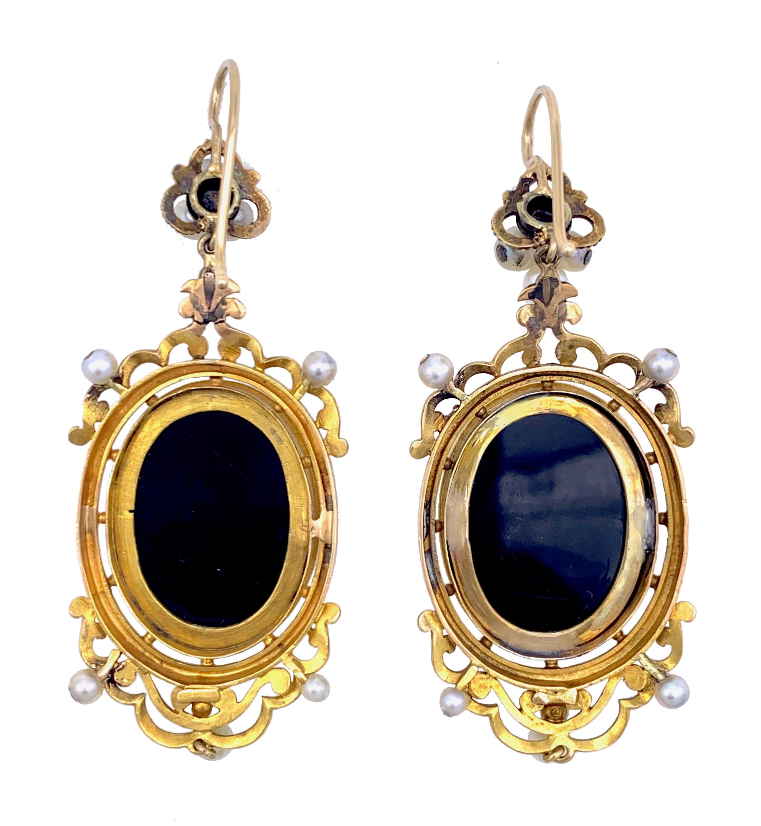 Victorien Pendants d'oreilles victoriens anciens en or 18 carats avec perles orientales et camée en sardonyx en vente