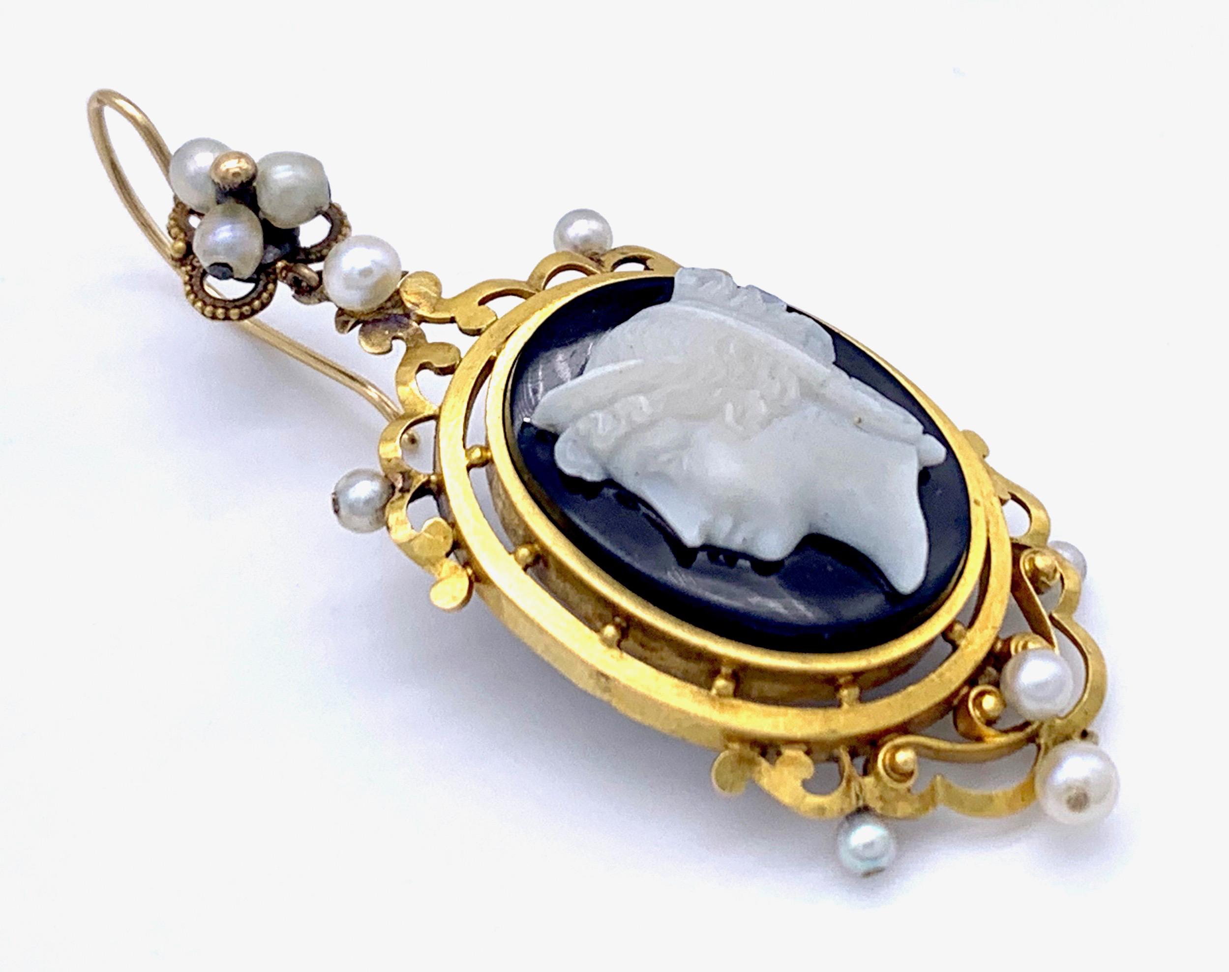 Pendants d'oreilles victoriens anciens en or 18 carats avec perles orientales et camée en sardonyx Excellent état - En vente à Munich, Bavaria
