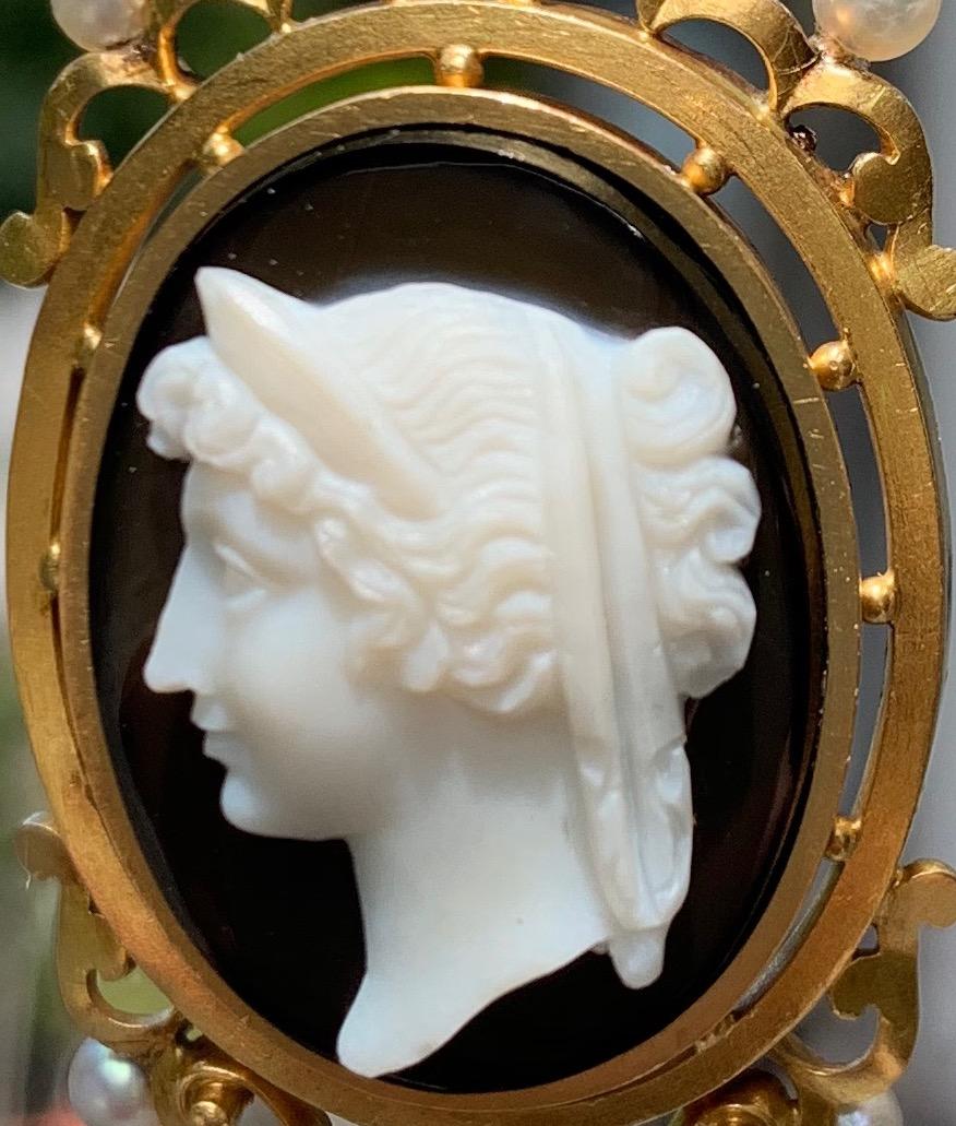 Pendants d'oreilles victoriens anciens en or 18 carats avec perles orientales et camée en sardonyx Pour femmes en vente