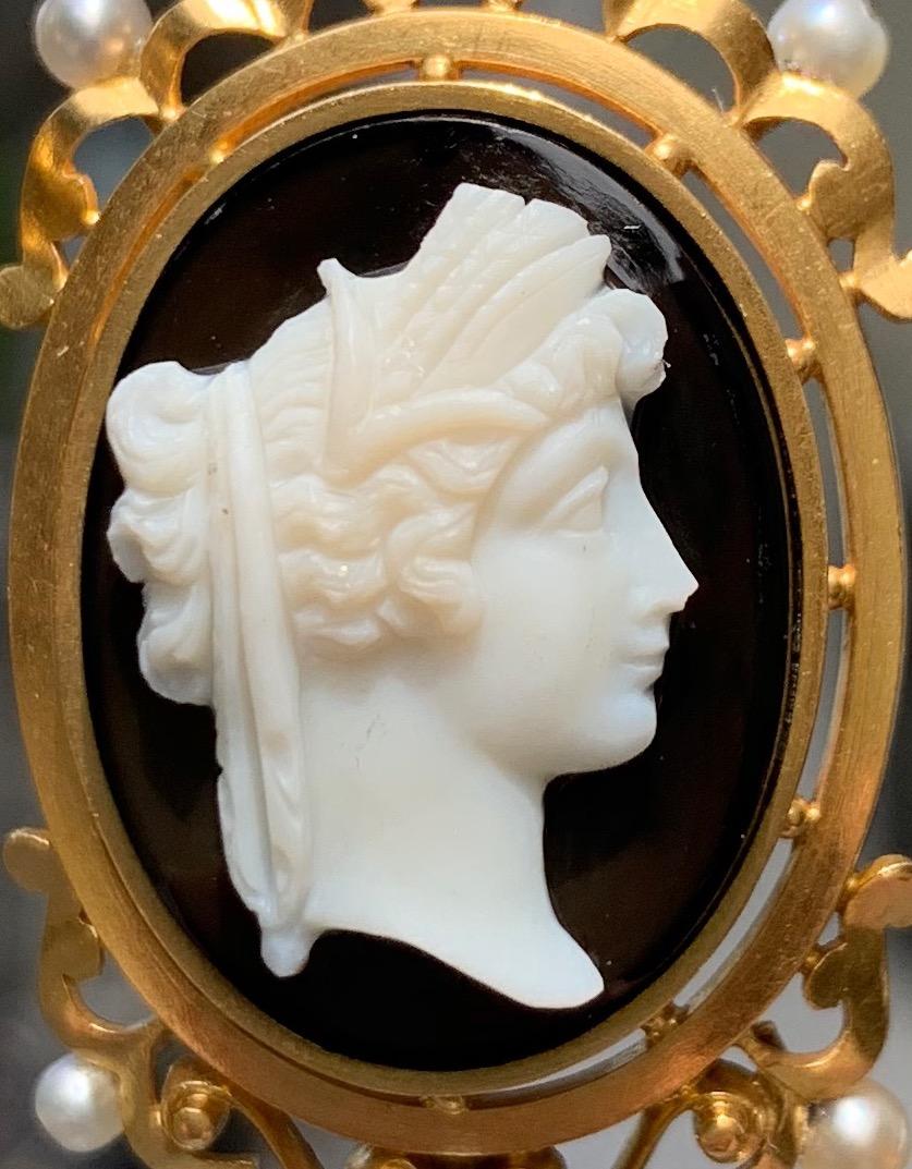 Pendants d'oreilles victoriens anciens en or 18 carats avec perles orientales et camée en sardonyx en vente 1