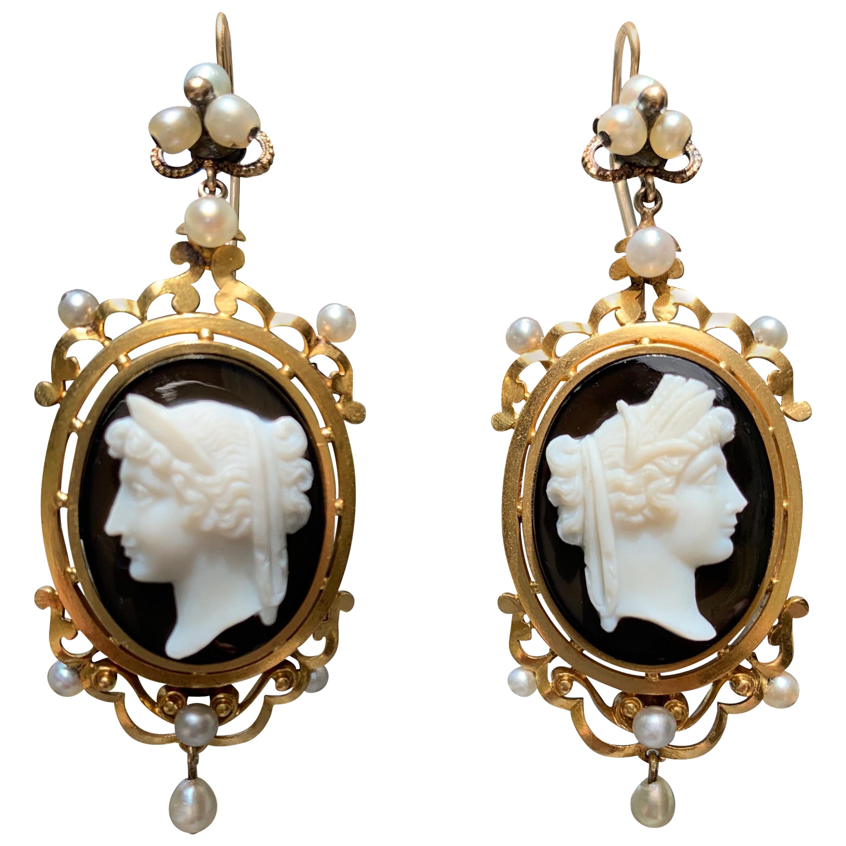 Pendants d'oreilles victoriens anciens en or 18 carats avec perles orientales et camée en sardonyx