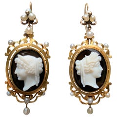 Pendientes colgantes antiguos victorianos de oro de 18 quilates con perlas orientales y camafeo de sardónice