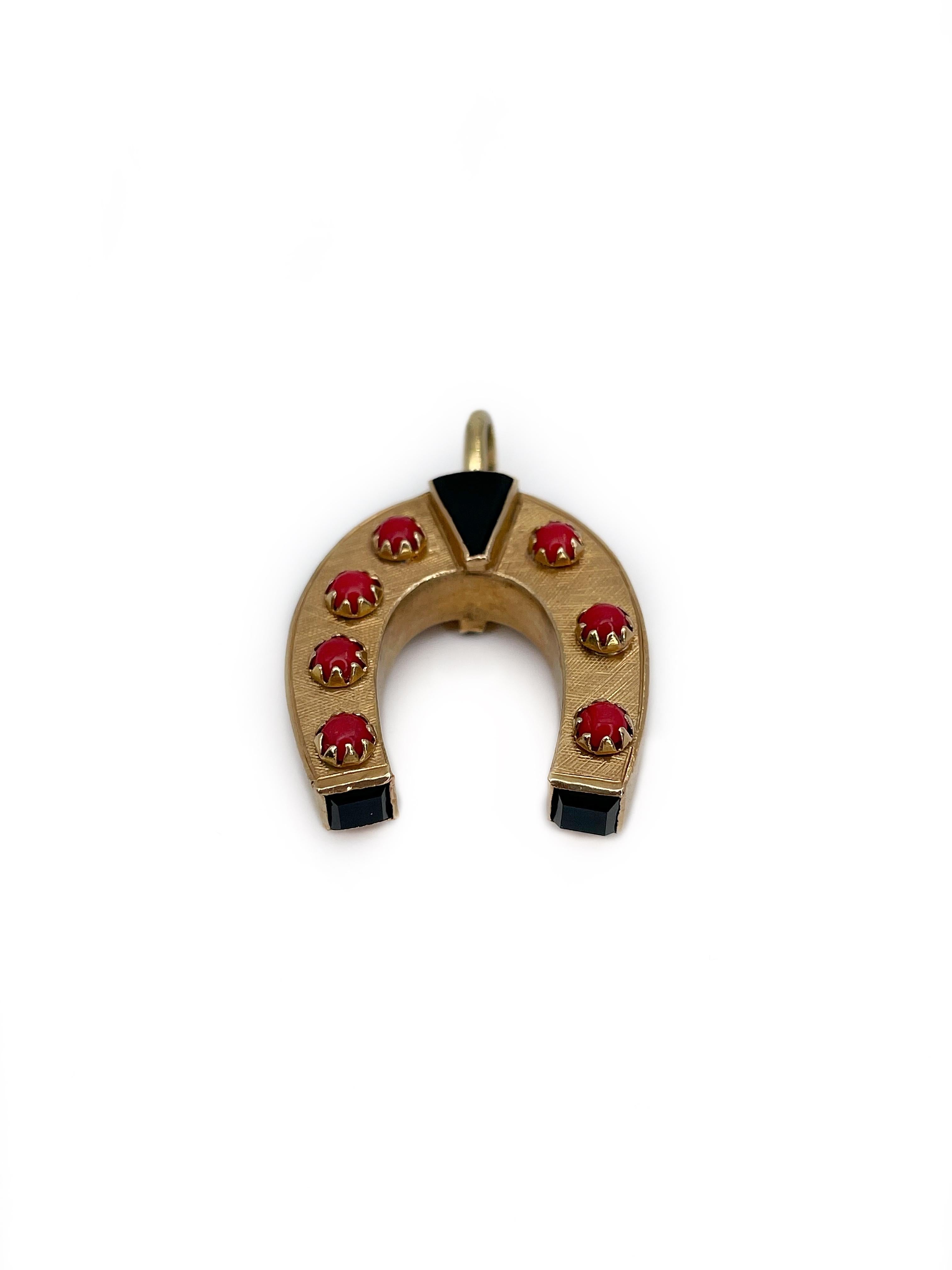 This is a beautiful Victorian horseshoe charm pendant crafted in 14K yellow gold. It features 14 red corals and is adorned with black onyx.

Weight: 6.93g
Size: 3.5x2.5cm

———

If you have any questions, please feel free to ask. We describe our