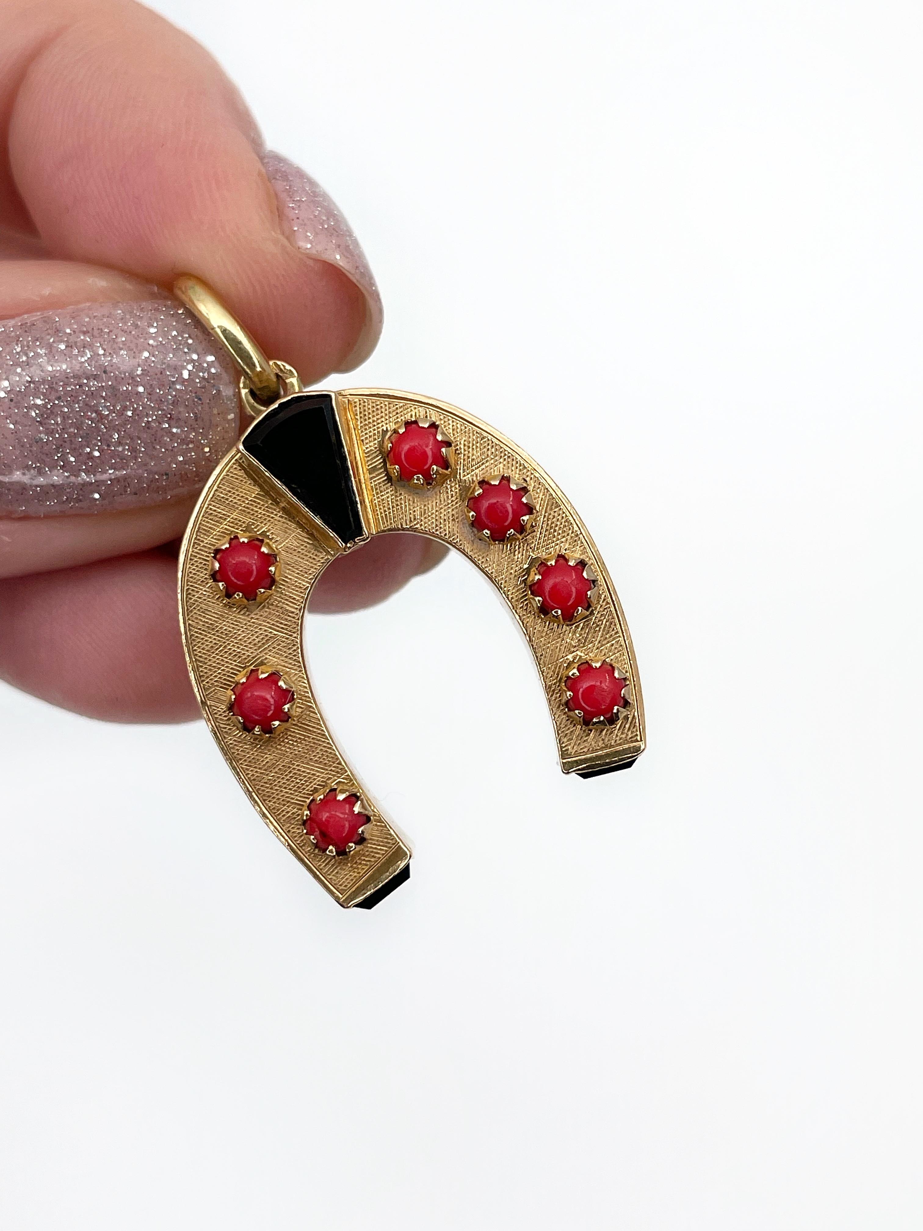 Antique Victorian 14 Karat Gold Red Coral Black Onyx Horseshoe Charm Pendant In Good Condition In Vilnius, LT