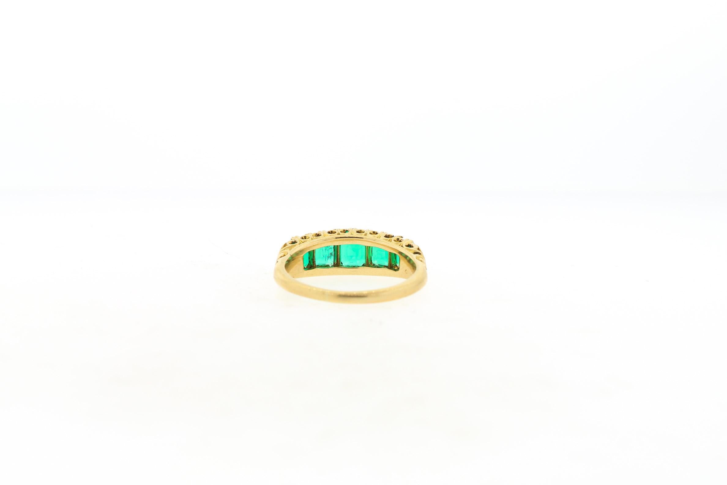 Ein antiker viktorianischer Ring aus 18-karätigem Gold:: besetzt mit fünf quadratisch geschliffenen Smaragden:: um 1890. Die Qualität dieser Smaragde sind Edelstein:: perfekte smaragdgrüne Farbe und sehr Kristall Steine. Dieser Ring ist sowohl
