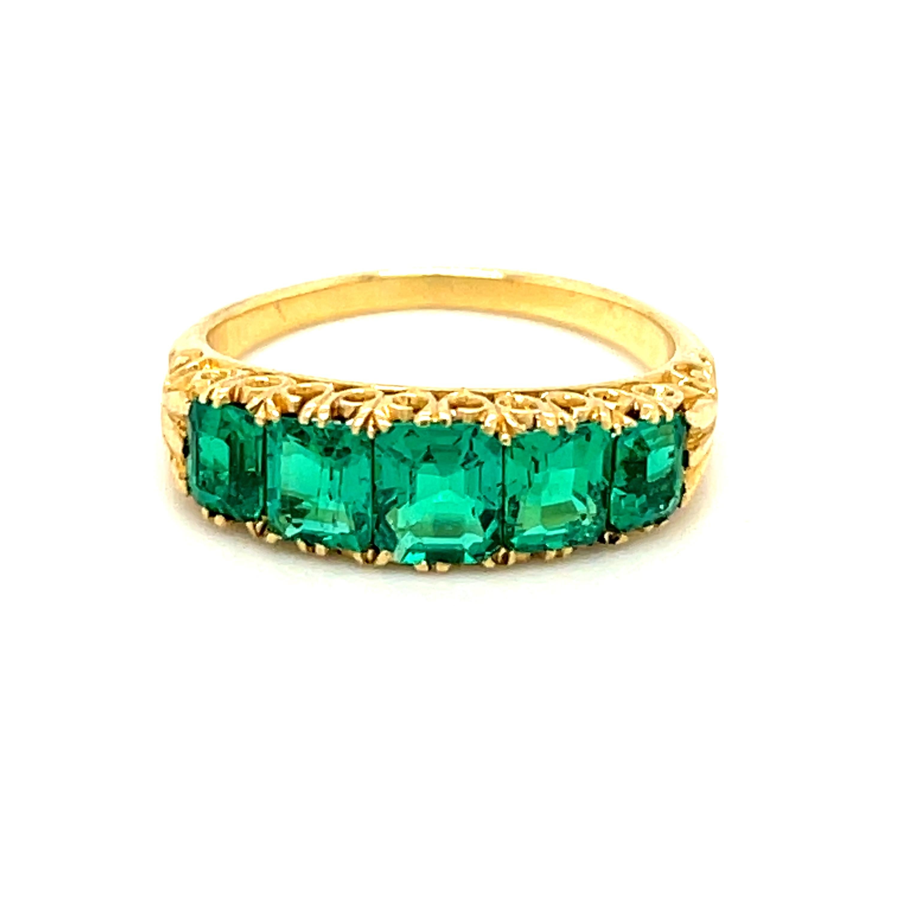 Antiker viktorianischer 18 Karat Square Cut Smaragd Fünf-Stein-Ring 1