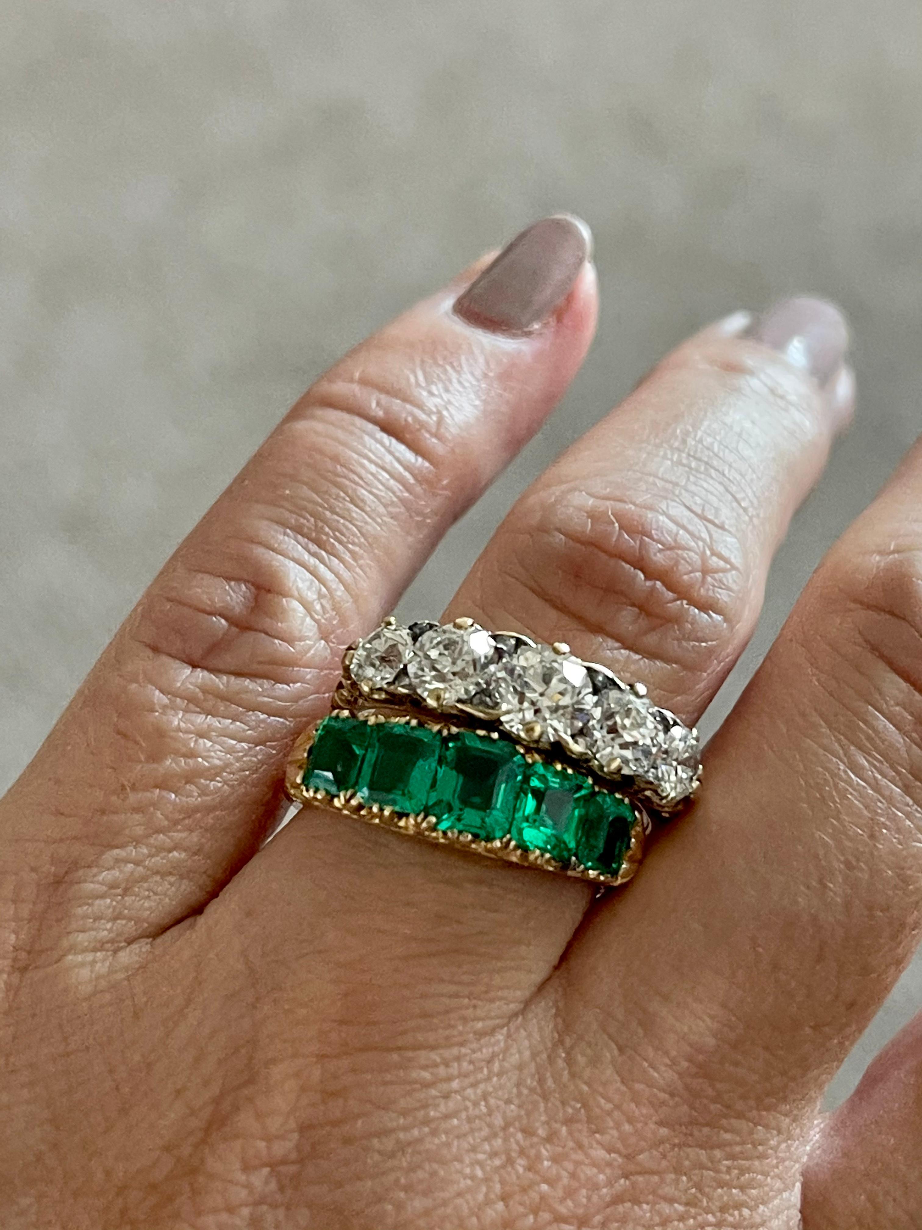 Antiker viktorianischer 18 Karat Square Cut Smaragd Fünf-Stein-Ring 2