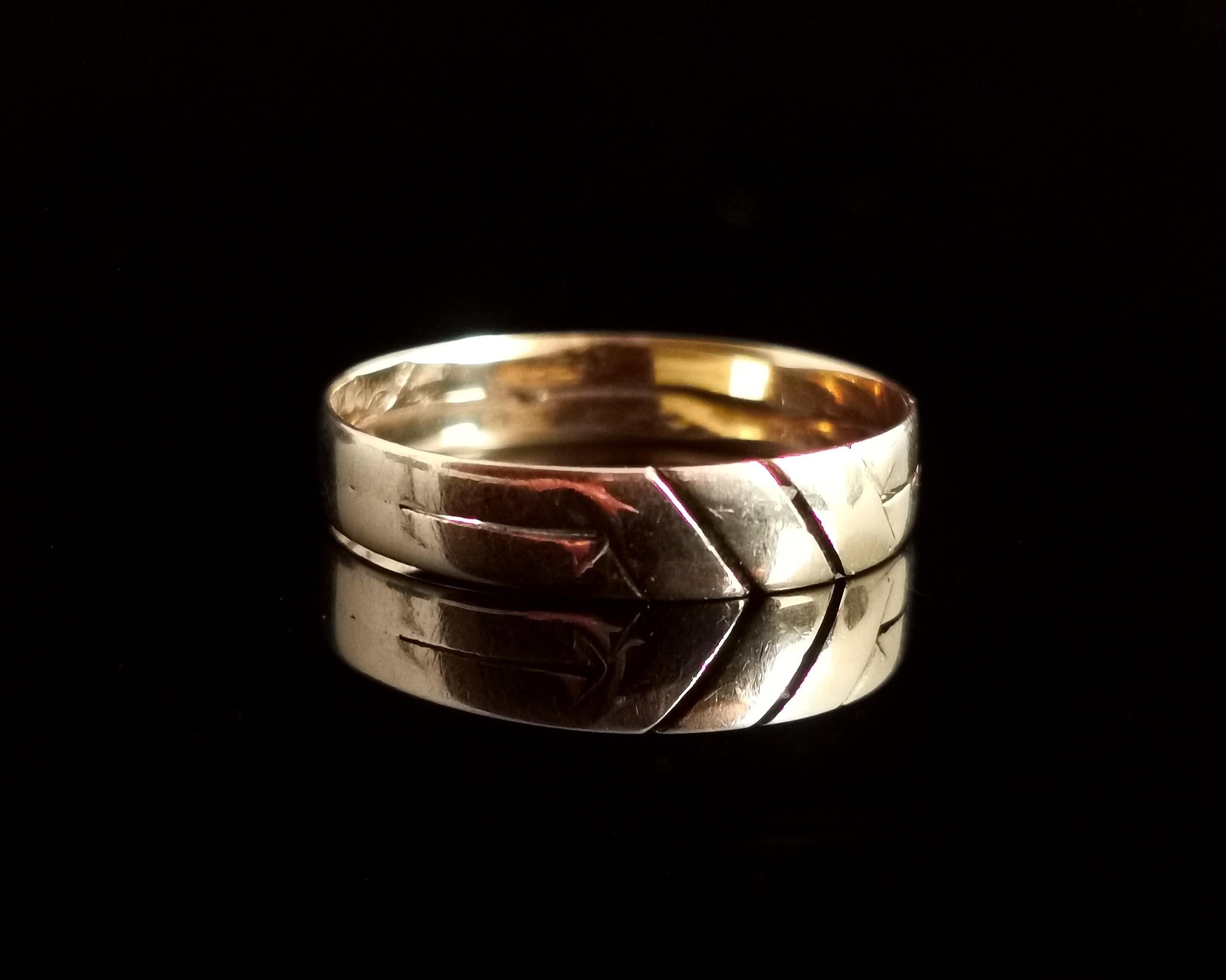 An attractive and interesting Victorian 18 karat gold band ring.

The face has an attractive geometric engraved design with three parallel lines running down diagonally.

It has a split band in the rich antique 18 karat yellow gold, one if the most