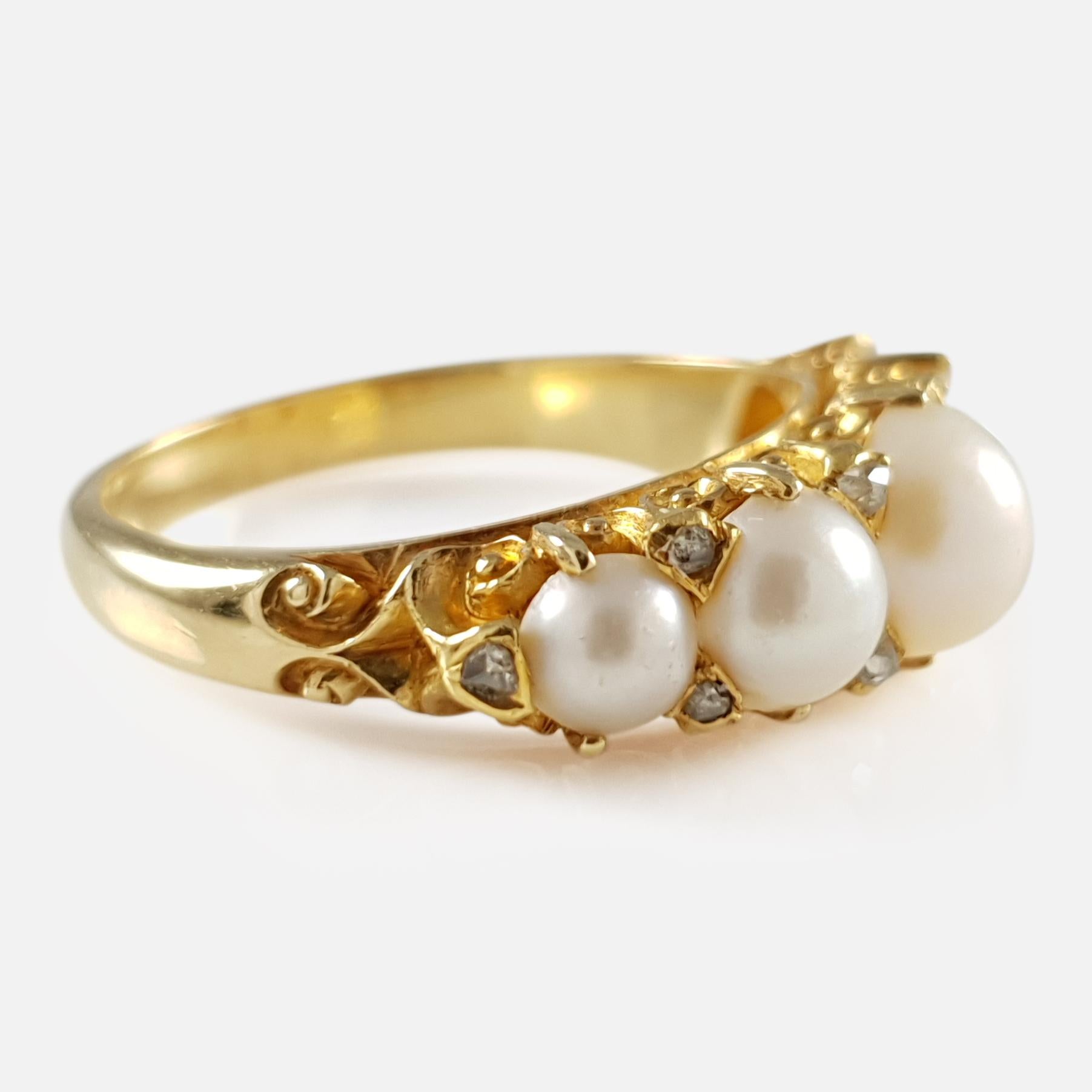 Antique Victorian 18 Karat Yellow Gold Pearl and Diamond Ring In Good Condition In Glasgow, GB