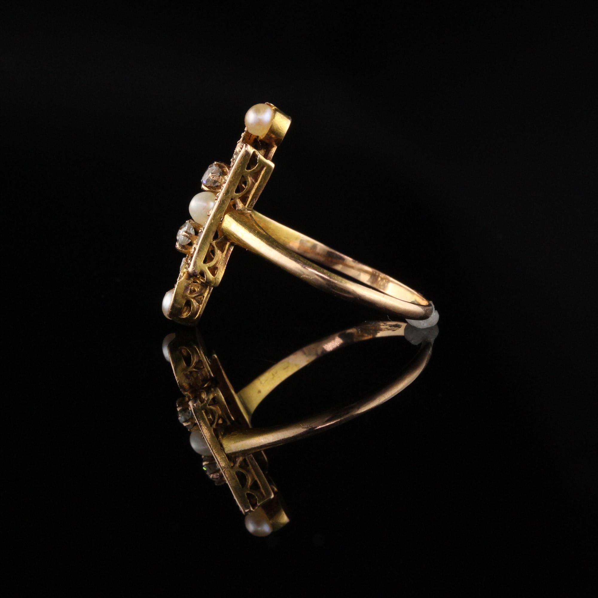 Antiker viktorianischer Ring aus 18 Karat Gelbgold mit Perlen und Diamanten im Rosenschliff im Zustand „Gut“ im Angebot in Great Neck, NY