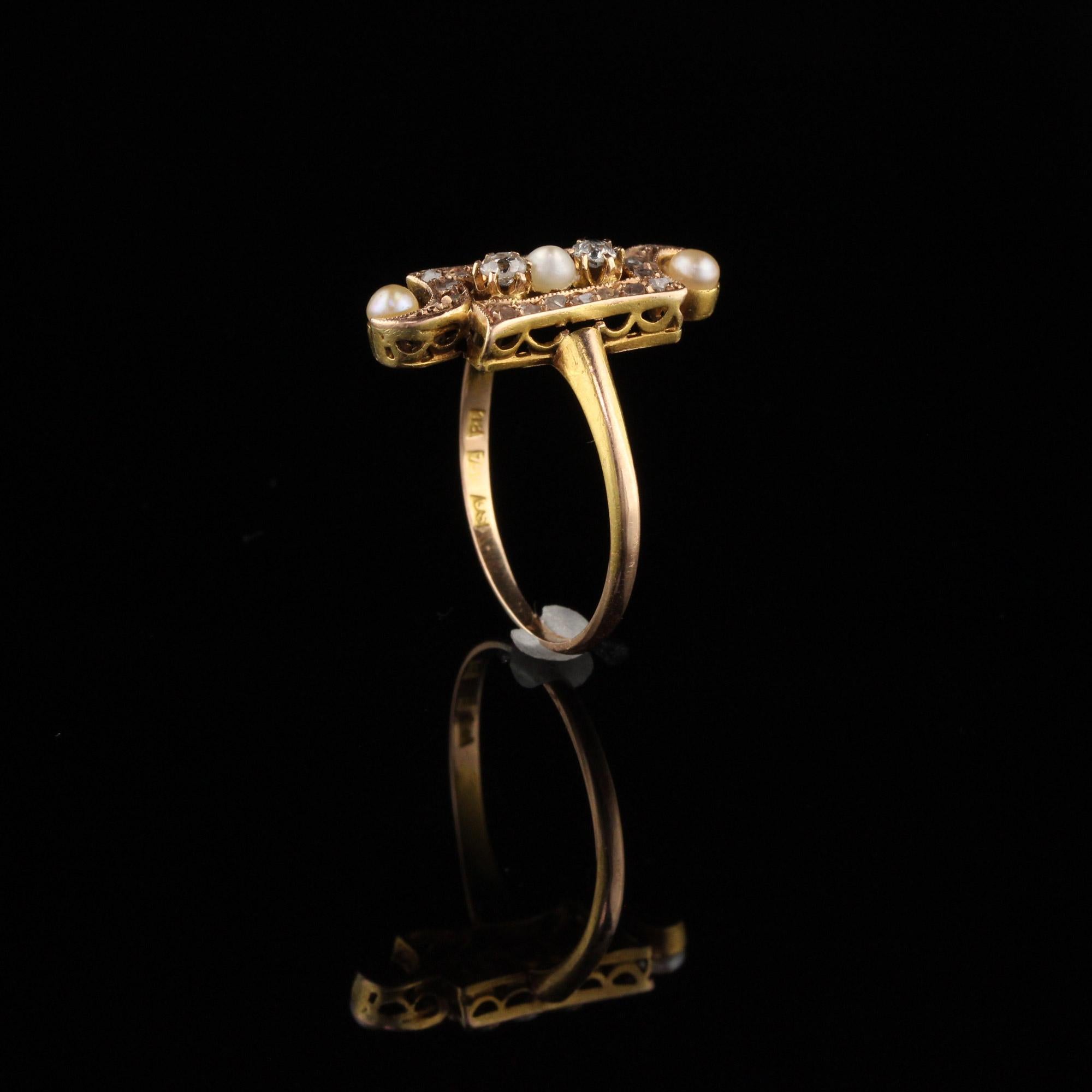 Antiker viktorianischer Ring aus 18 Karat Gelbgold mit Perlen und Diamanten im Rosenschliff im Angebot 1