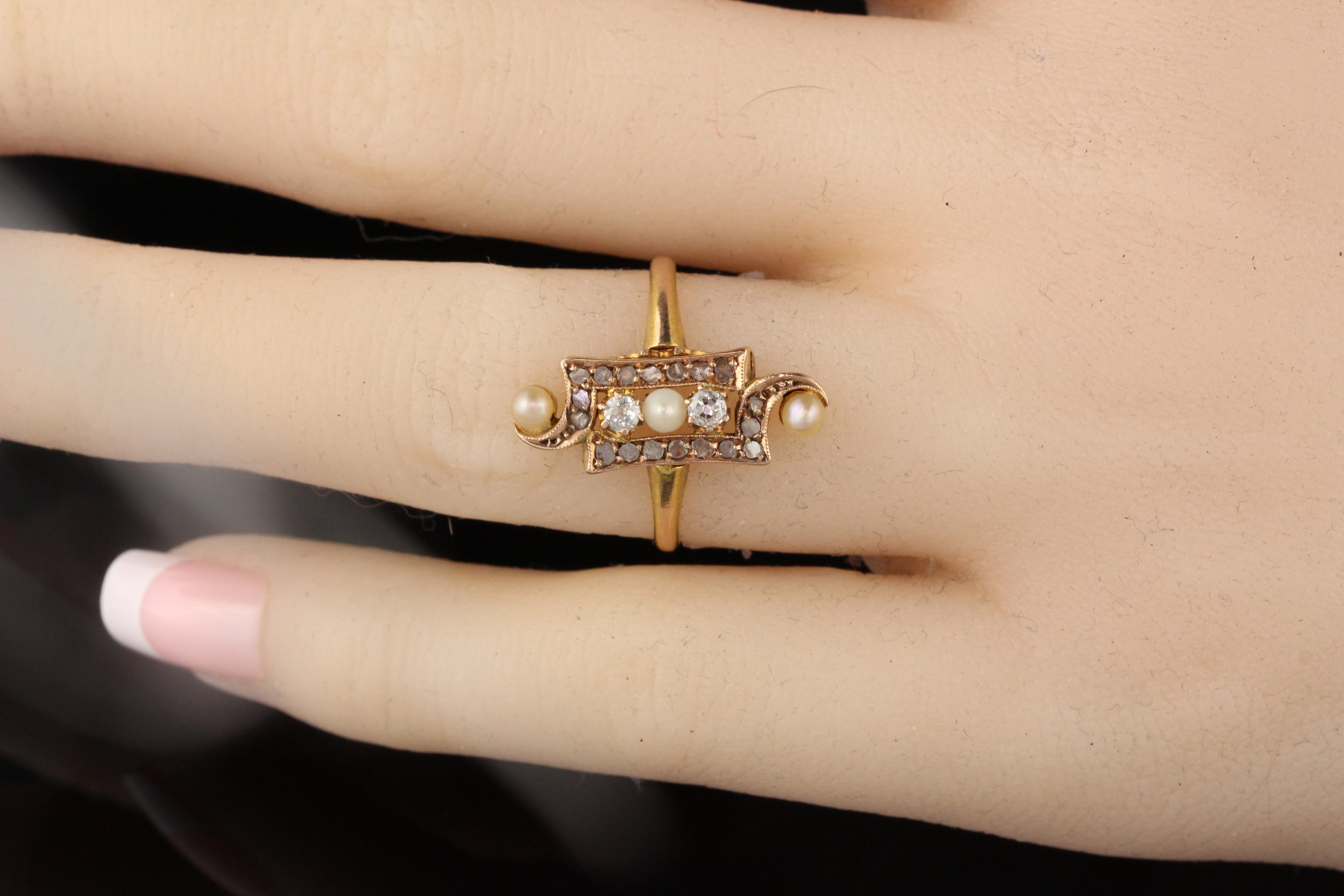 Bague victorienne ancienne en or jaune 18 carats, perle et diamant taille rose en vente 1