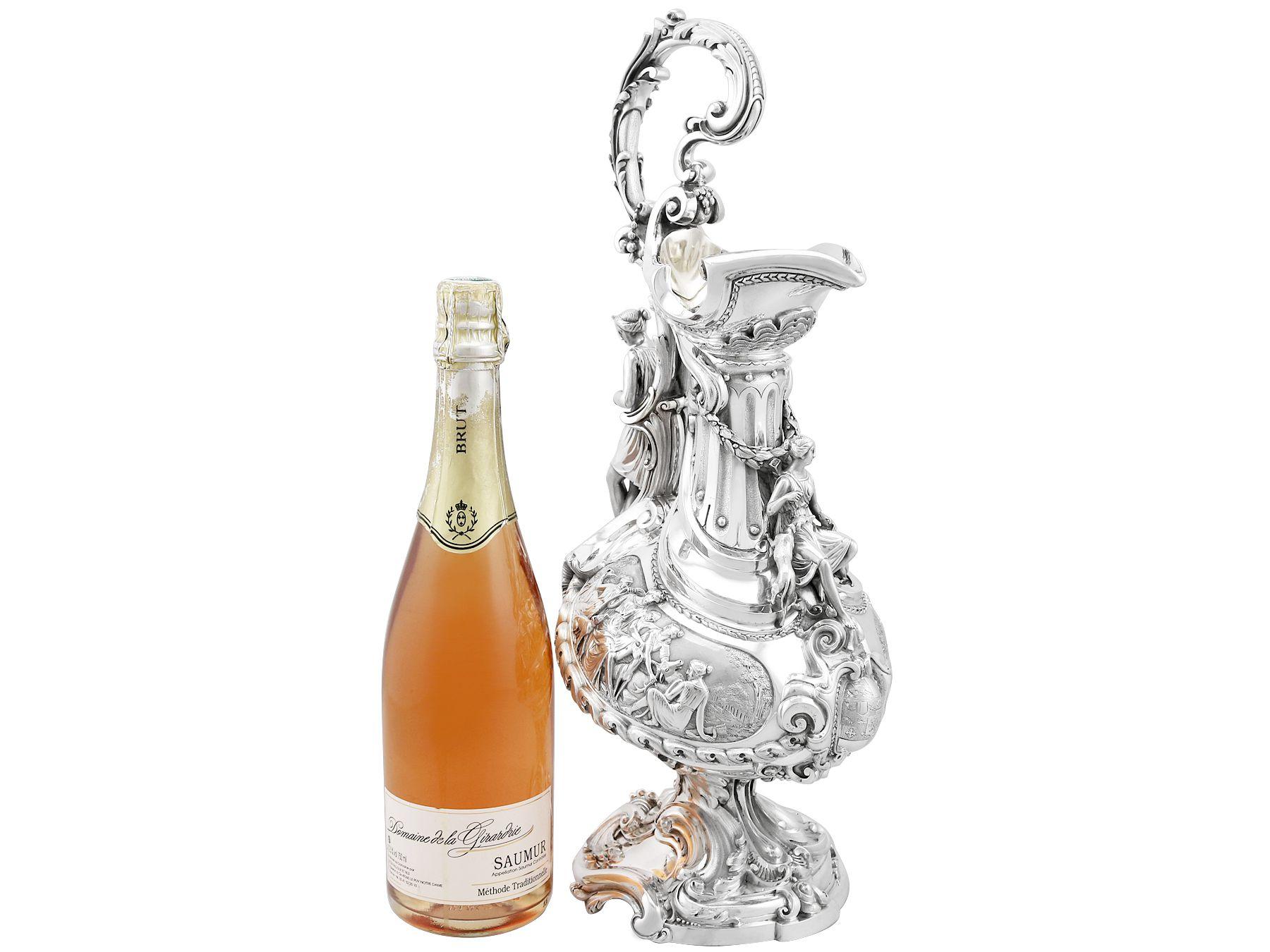 Une magnifique, fine et impressionnante, grande aiguière à vin victorienne anglaise en argent sterling, qui fait partie de notre collection d'argenterie liée au vin et aux boissons.

Cette magnifique aiguière à vin en argent sterling coulé de