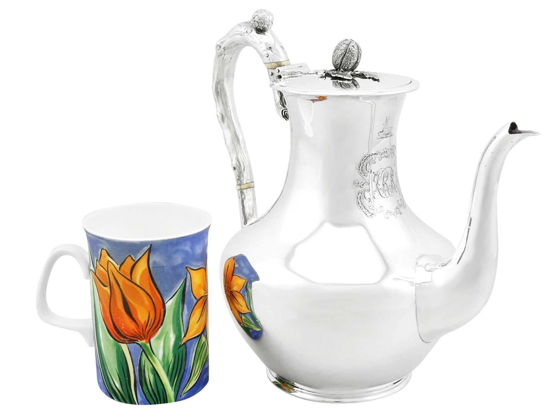 Une exceptionnelle, fine et impressionnante cafetière victorienne anglaise en argent sterling ; un ajout à notre collection de services à thé en argent.

Cette exceptionnelle cafetière victorienne en argent massif est de forme balustre et repose sur