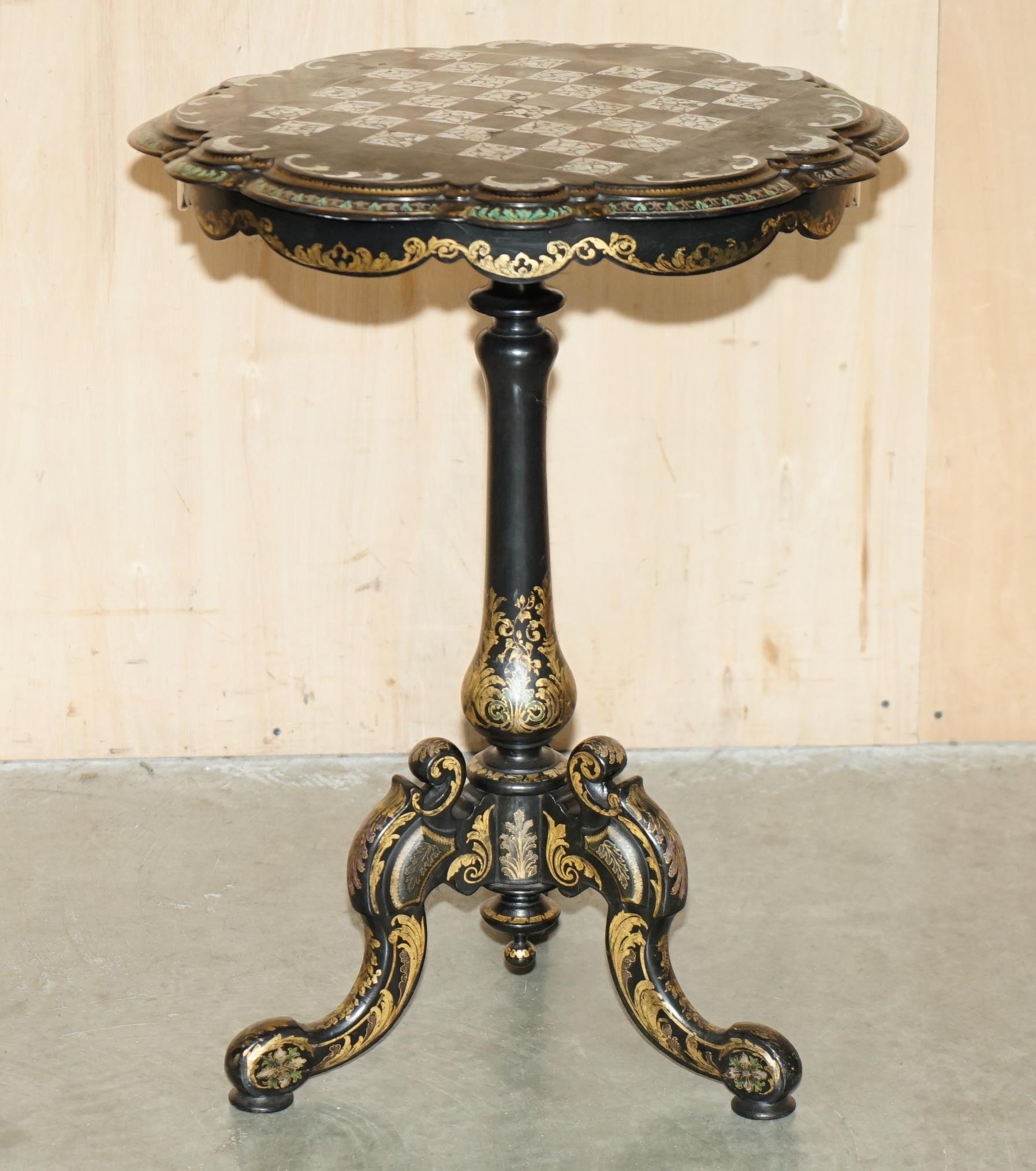 Casa Reale Antiquariato

Royal House Antiques è lieta di offrire in vendita questo originale tavolo da scacchi vittoriano del 1860-1880 circa, laccato di madreperla e con una base decorata in foglia d'oro dipinta a mano con motivi floreali.

Tieni
