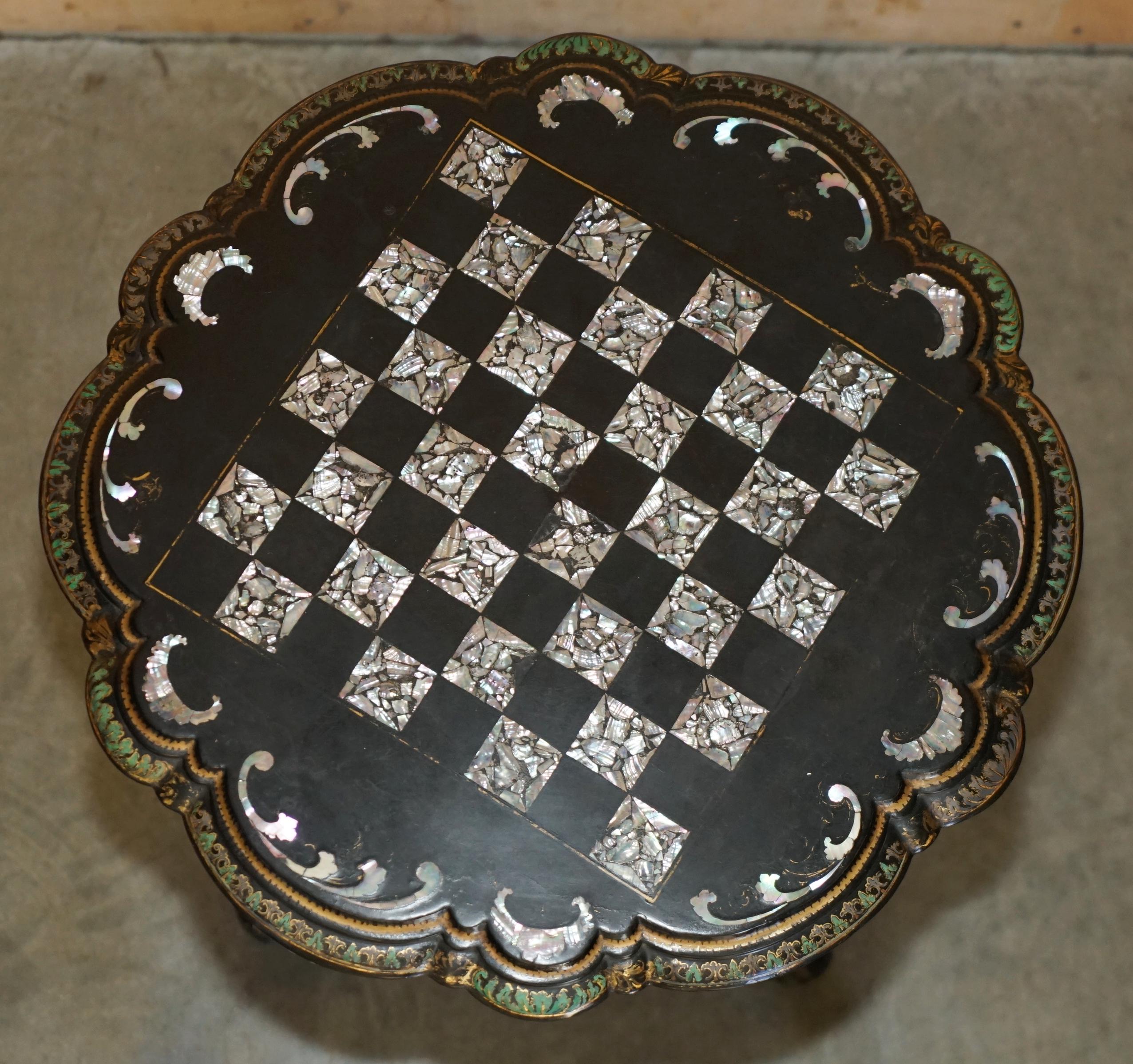 Pieno vittoriano ANTICO VITTORIANO 1860 LACCA NERA MADRE DI PERLA CHESSA TILT TOP TAVOLO DA GIOCO in vendita