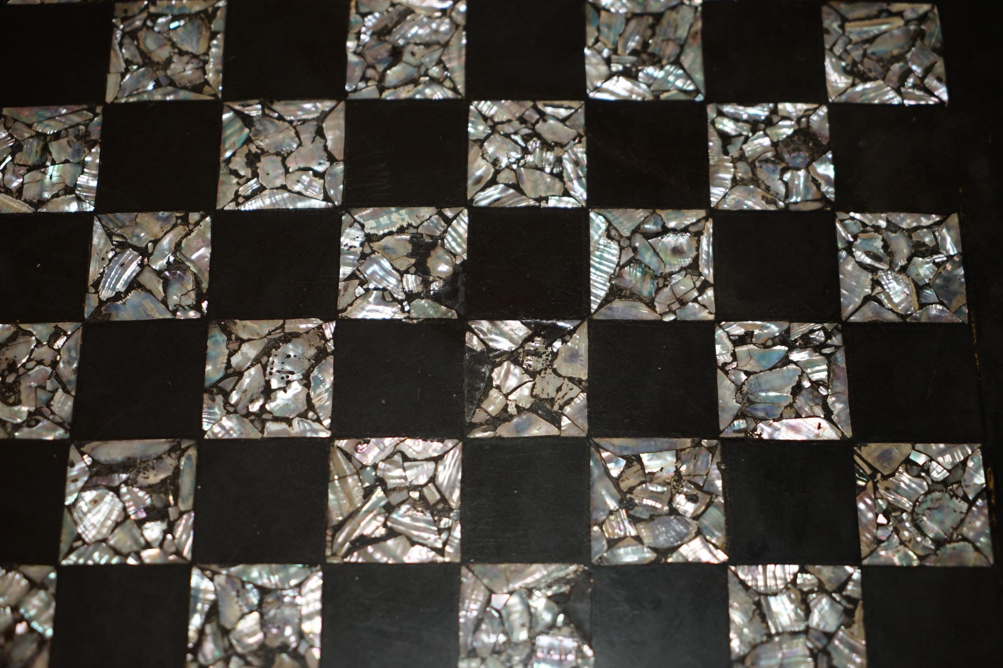 ANTICO VITTORIANO 1860 LACCA NERA MADRE DI PERLA CHESSA TILT TOP TAVOLO DA GIOCO in vendita 2