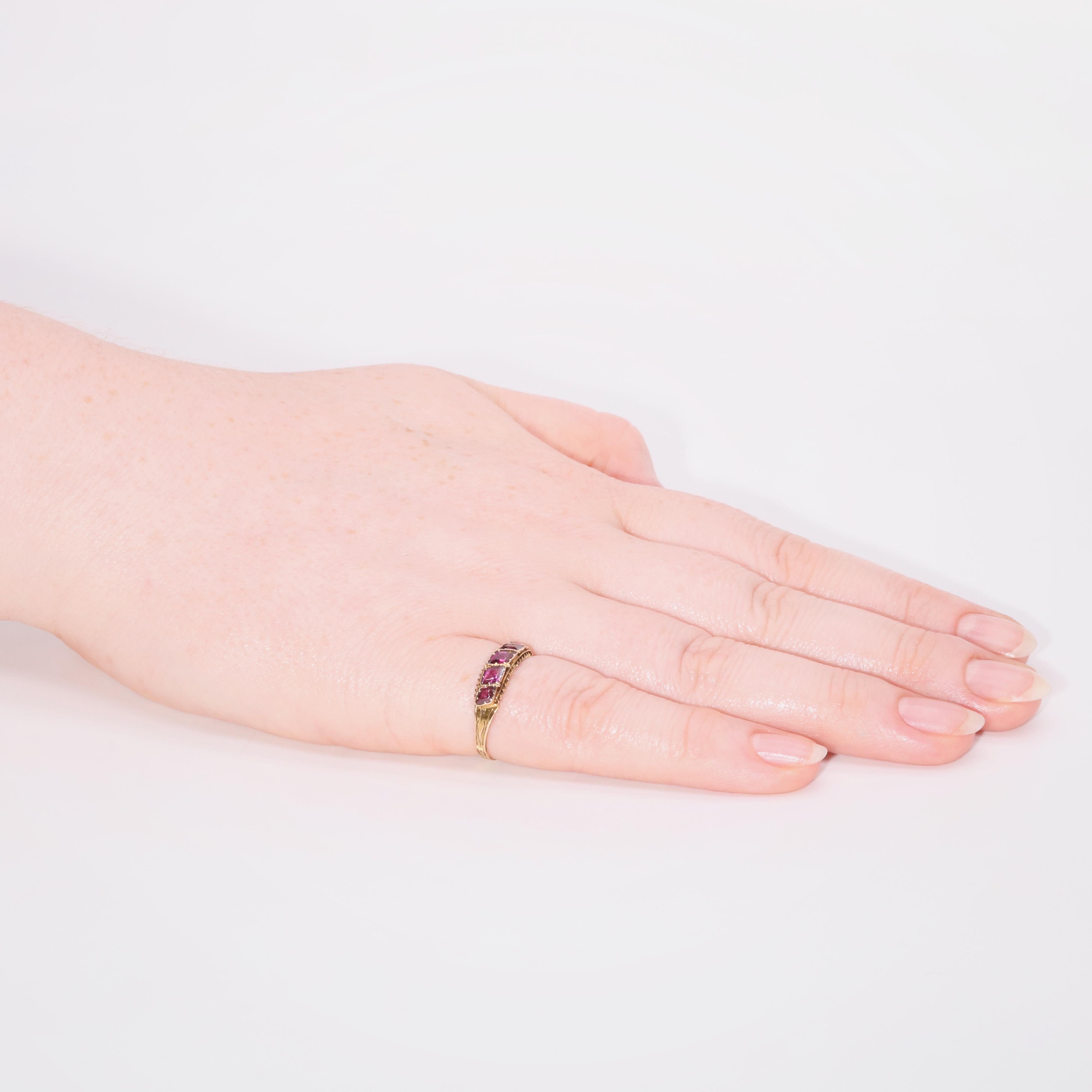Ein antiker Ring aus Granat und Gelbgold, bestehend aus fünf rhombusförmigen, facettierten Granaten, eingefasst in 15 Karat Gelbgold, an einem Band aus 15 Karat Gelbgold. 

Dieser wunderschöne Ring ist mit 5 Rhodolith-Granaten von exquisitem,