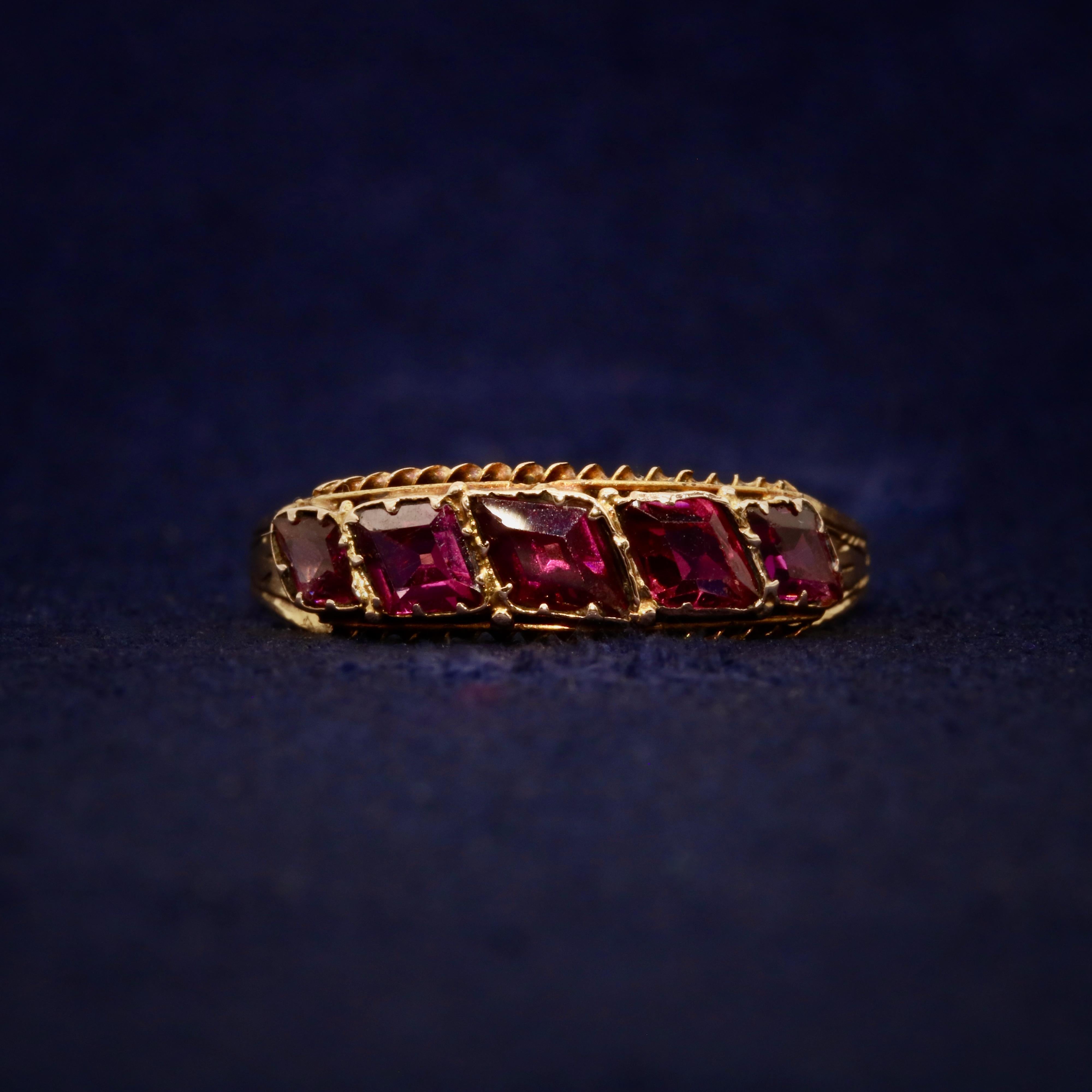 Antiker viktorianischer 1870er Jahre 15K Gold Rhodolith Granat 5 Stein Ring (Viktorianisch)