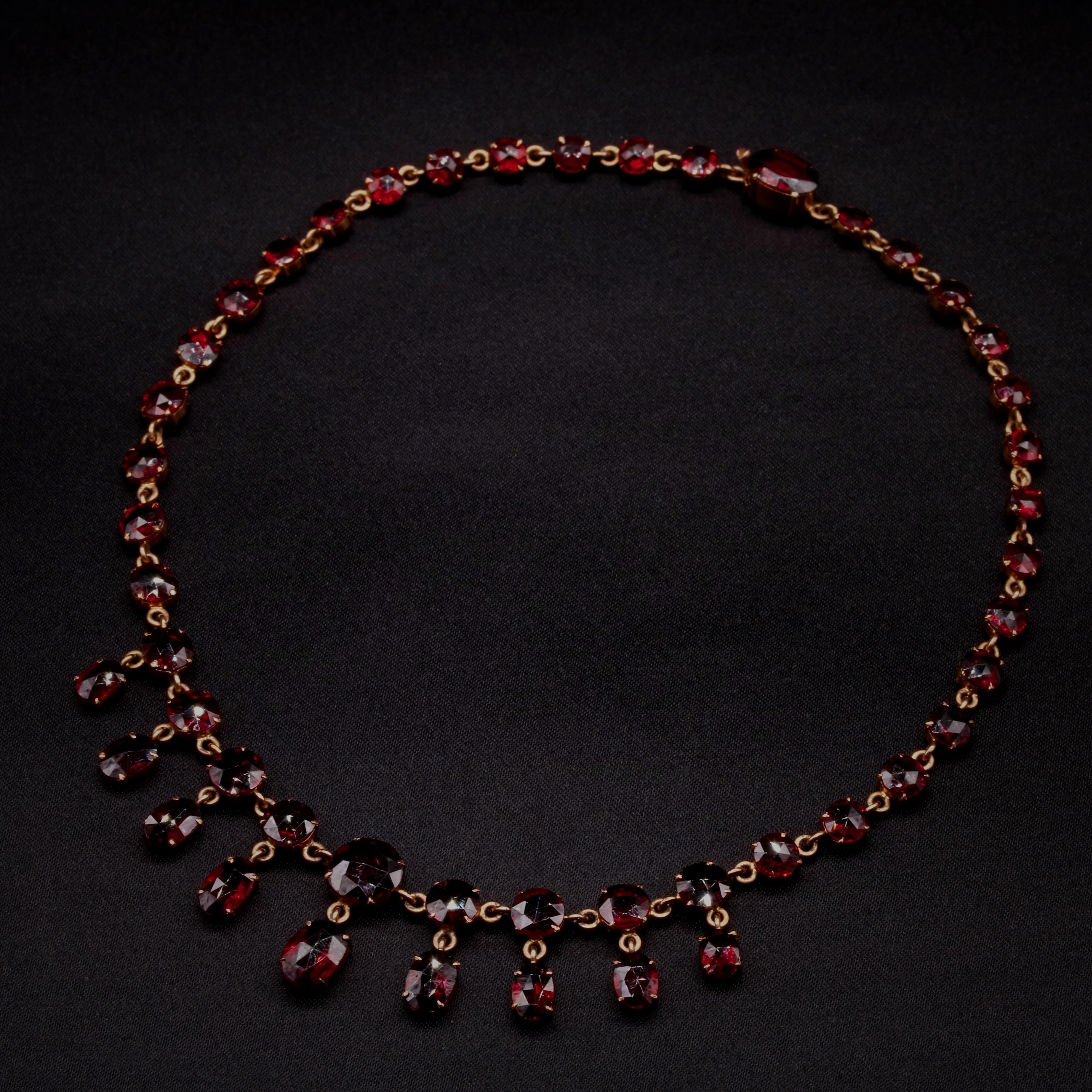 Antique Victorian 1870s Gold 48ctw Garnet Fringe Necklace in Original Fitted Box For Sale 1