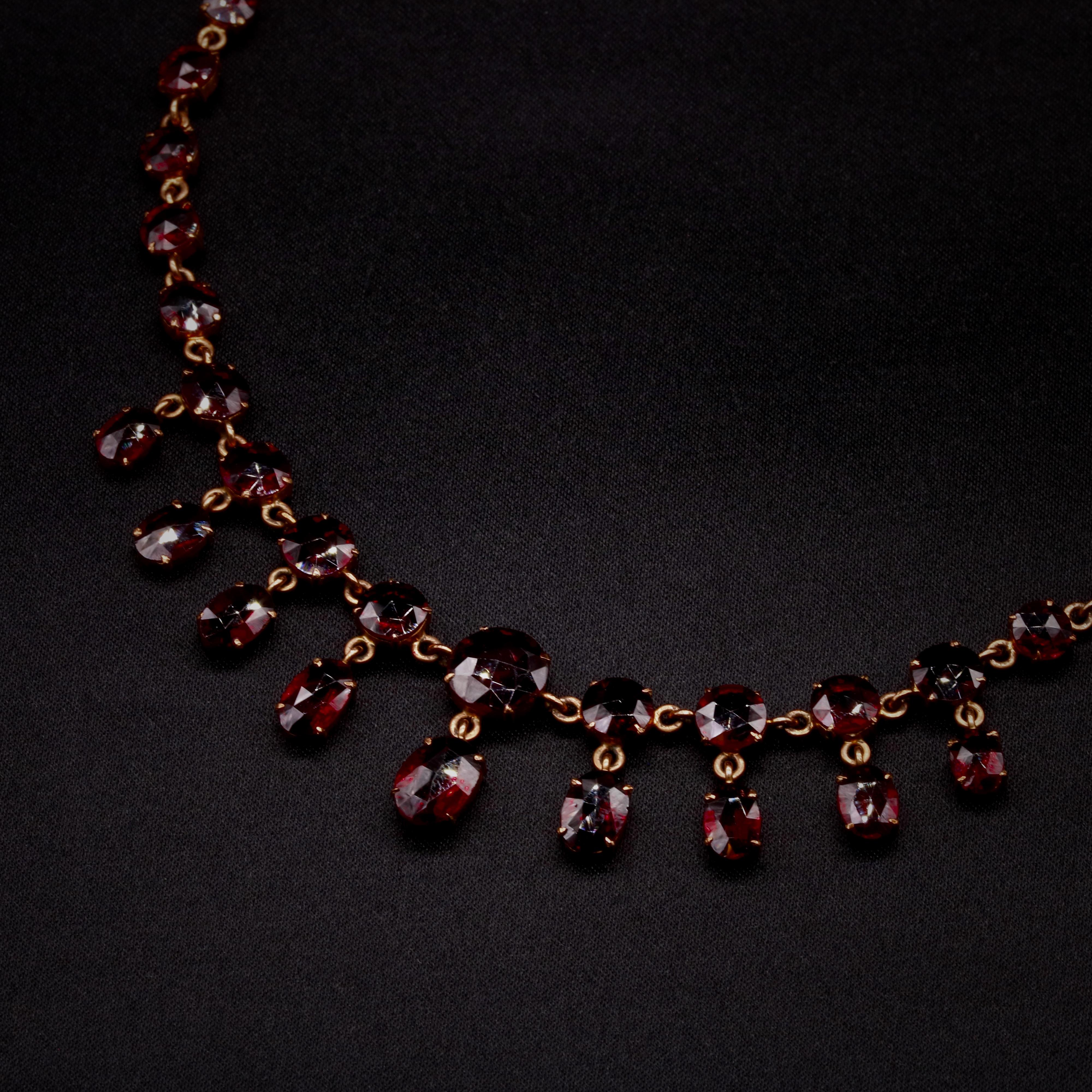 Antique Victorian 1870s Gold 48ctw Garnet Fringe Necklace in Original Fitted Box For Sale 2