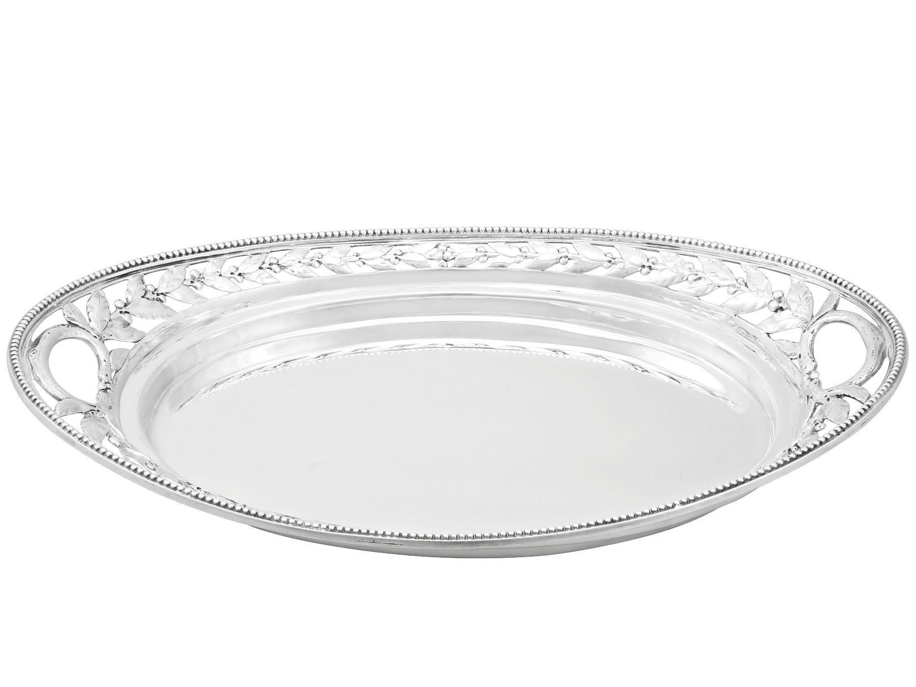An exceptional, fine and impressive, antique Victorian English sterling silver galleried drinks tray, an addition to our Victorian teaware collection

This exceptional antique sterling silver drinks tray has a plain oval form.

The surface of this