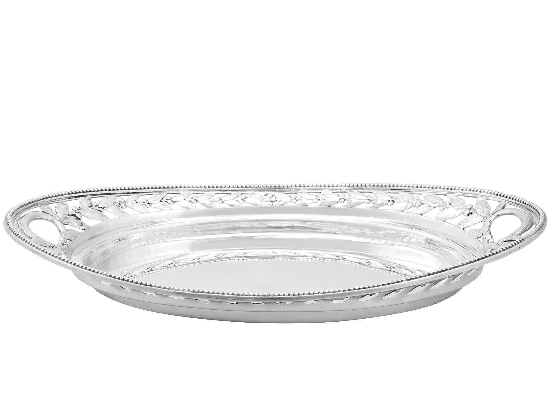 Bandeja para bebidas antigua victoriana de 1879 de plata de ley gallonada Victoriano en venta