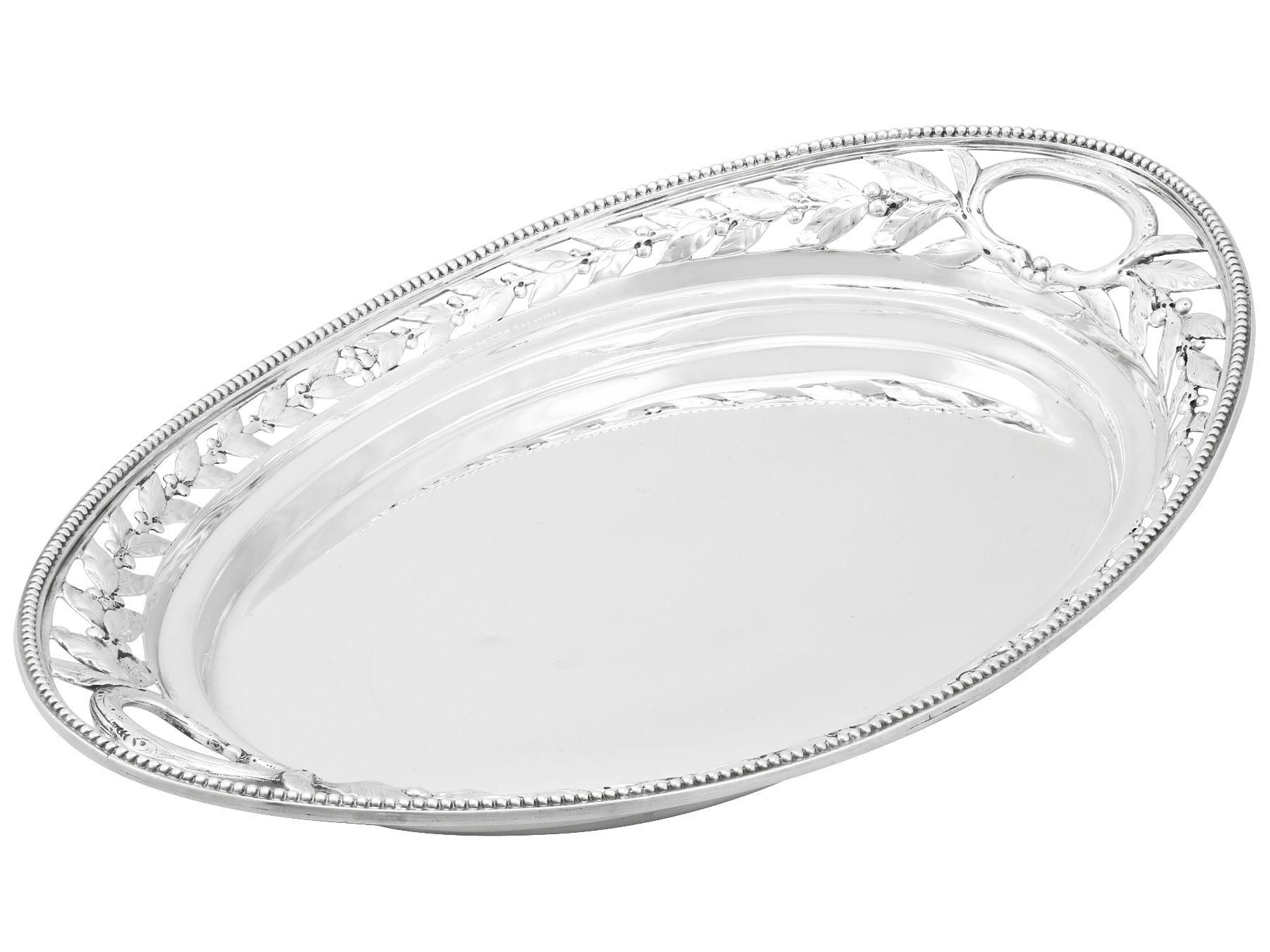 Antique Victorian 1879 Sterling Silver Galleried Drinks Tray In Excellent Condition For Sale In Jesmond, Newcastle Upon Tyne