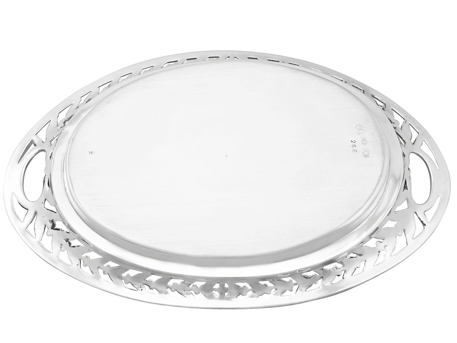 Bandeja para bebidas antigua victoriana de 1879 de plata de ley gallonada en venta 1