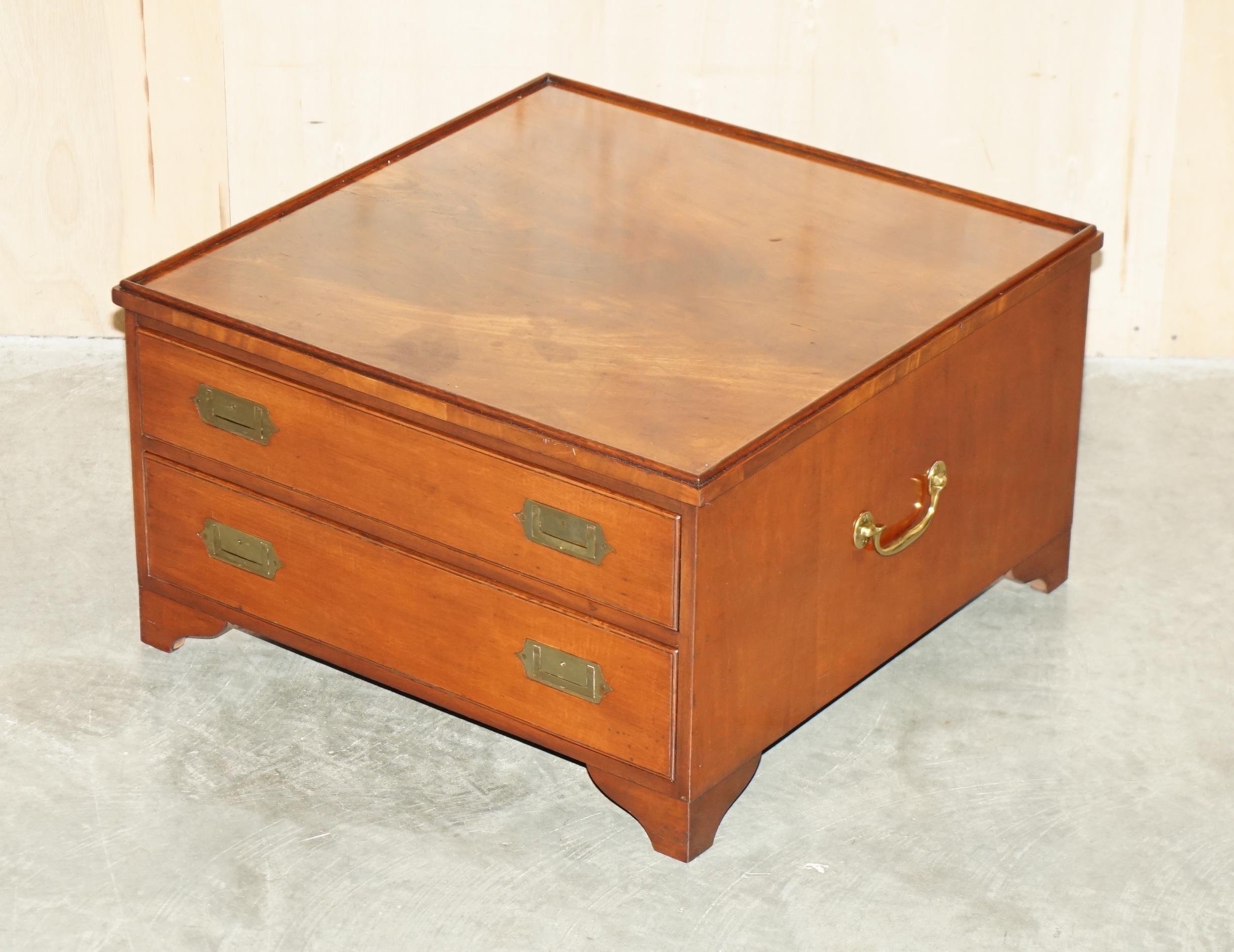 Royal House Antiques

The House Antiques a le plaisir de proposer à la vente cette table basse de campagne militaire en acajou flammé d'origine victorienne, absolument magnifique et très rare, datant d'environ 1880, avec deux tiroirs extra-larges de