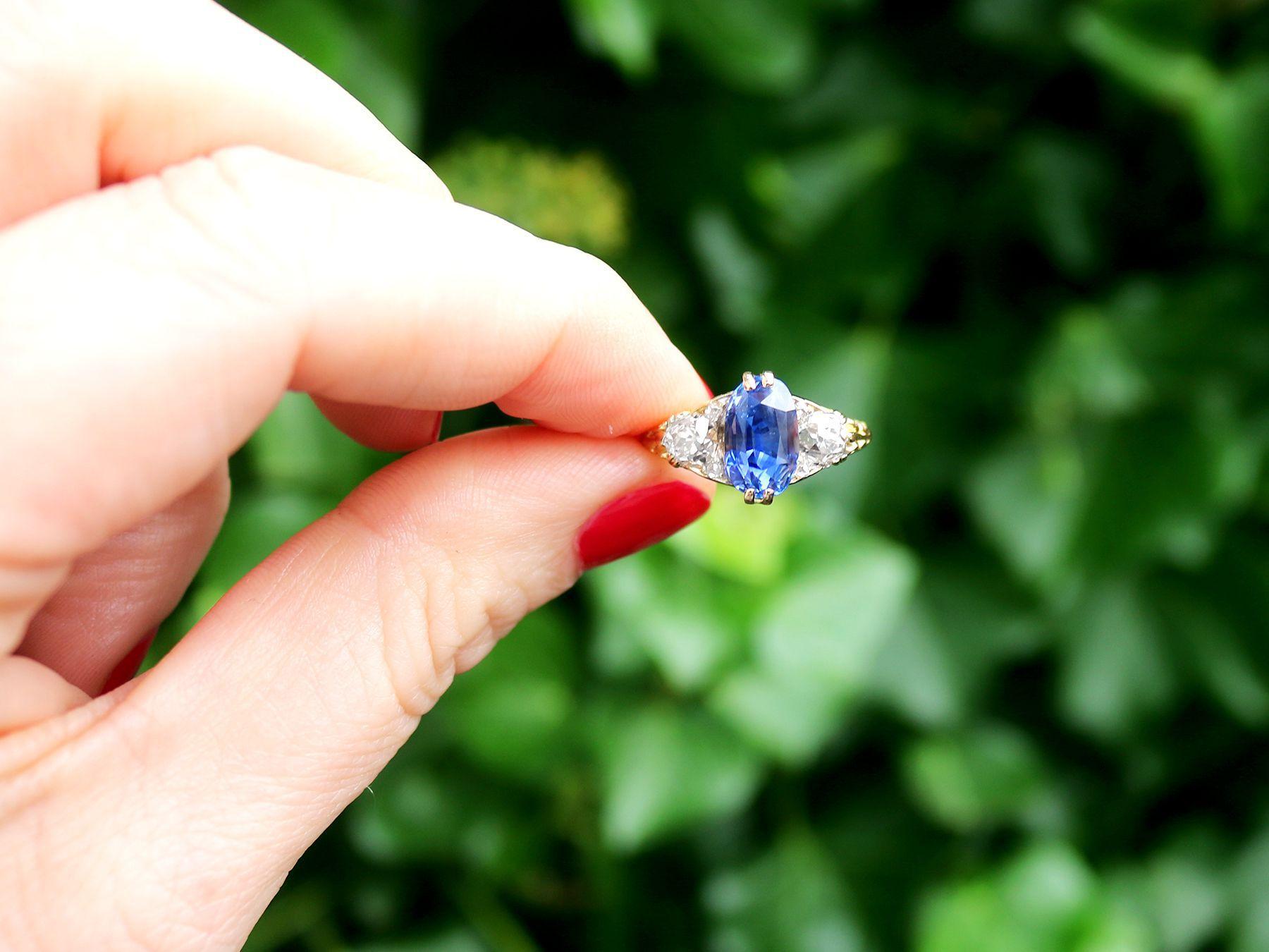 Une magnifique bague trilogie victorienne ancienne de 3,11 carats de saphir et de 0,90 carat de diamant, en or jaune 18 carats, qui fait partie de nos diverses collections de bijoux anciens.

Cette étonnante, fine et impressionnante bague