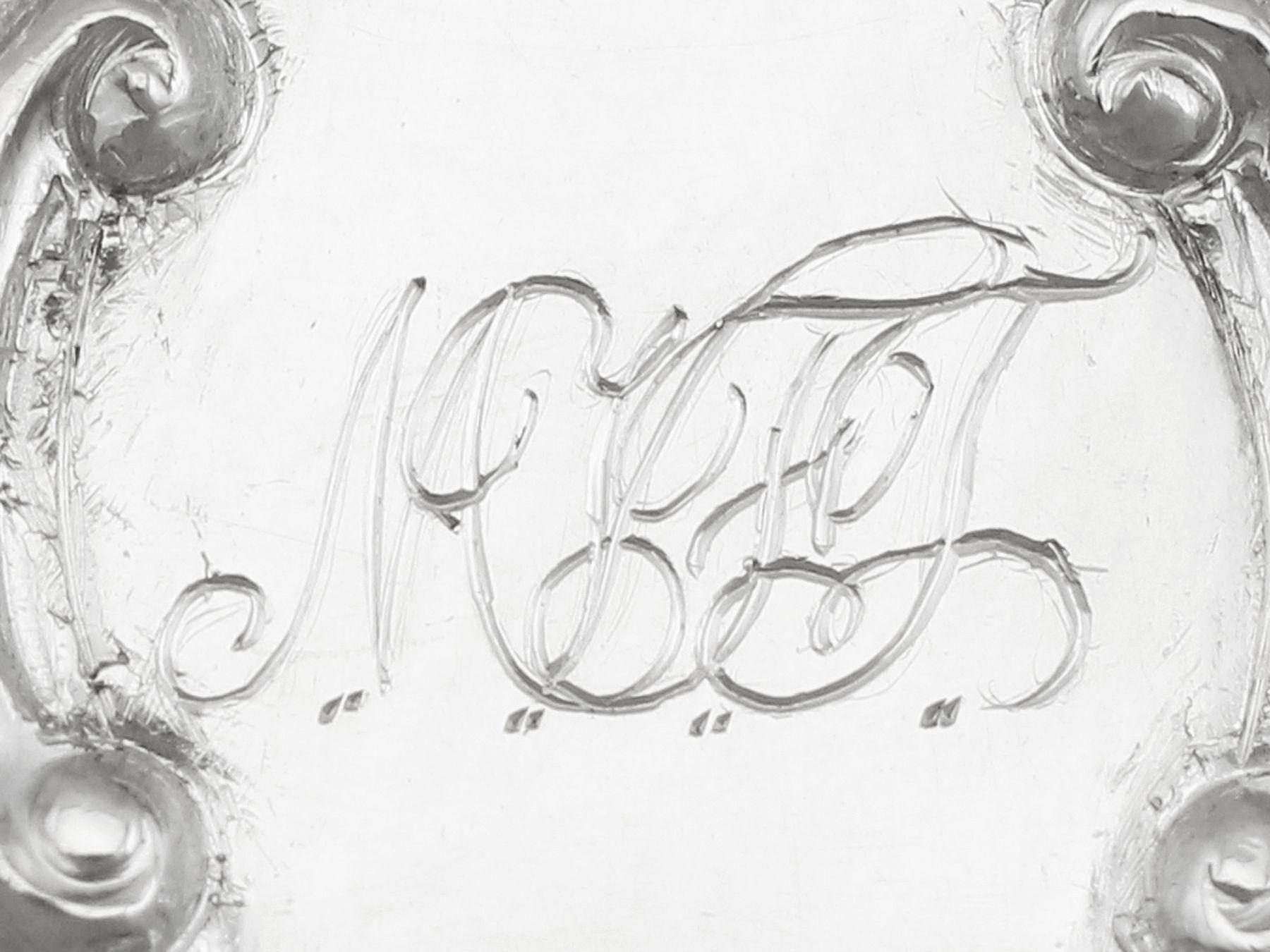Estuche victoriano de plata de ley Nathaniel Mills en venta 1