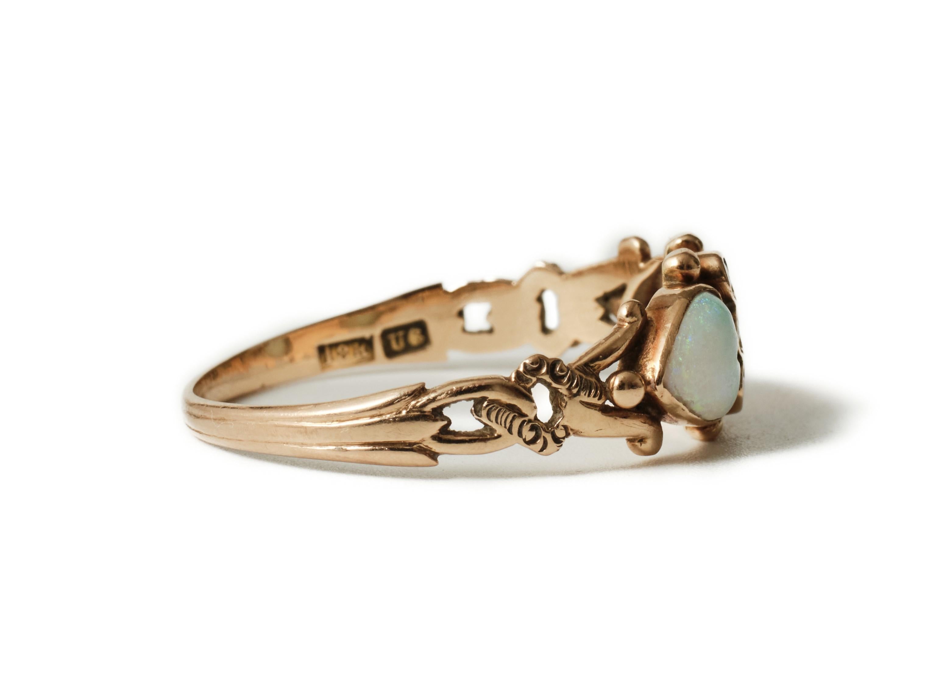 Antique Victorian 1898 two opal hearts, 'toi et moi' / 'you and me', ring In Good Condition In Malmö, Skåne län