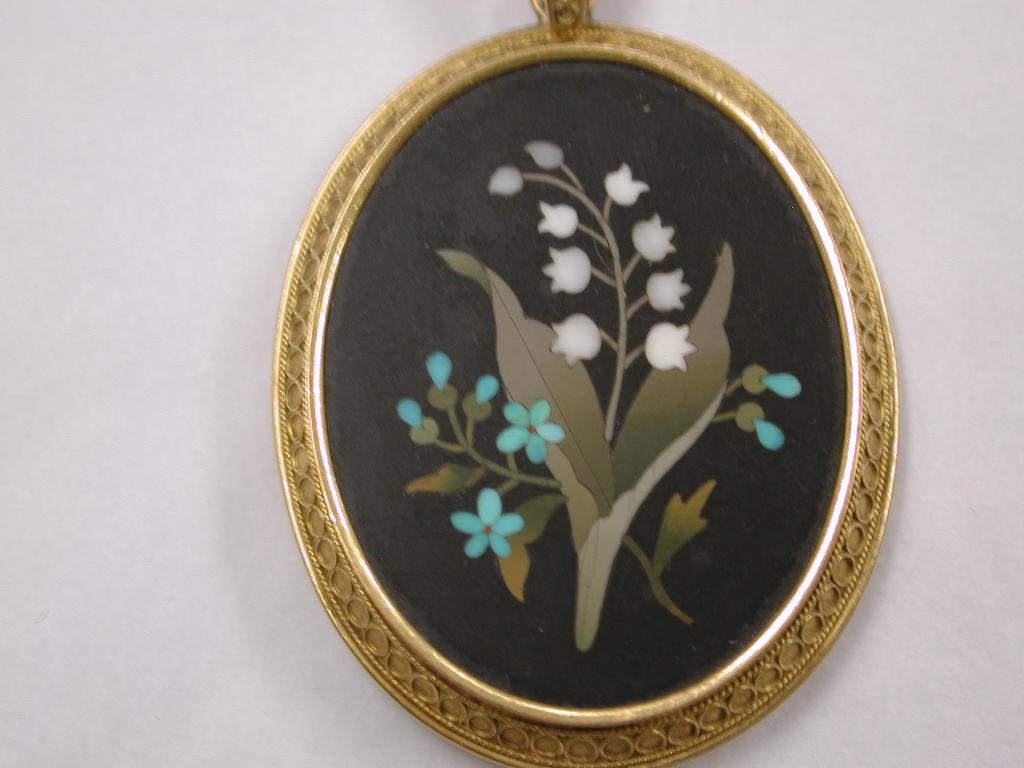 Antique Victorian 18ct Etruscian Bordered Pietra Dura Pendant,dated circa 1880.
This pendant is a good example of fine quality pietra dura with a hinged gold and glass back,
for photos or hair.
Probably made in Florence, Italy
