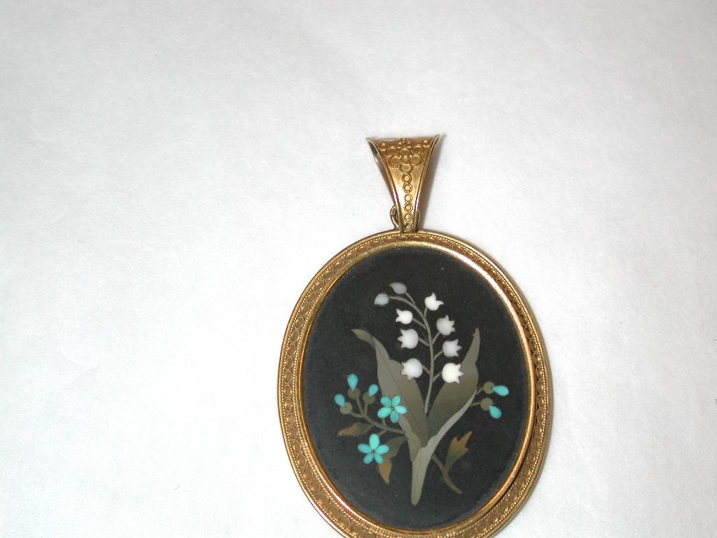 Victorian 18 Carat Etruscian Bordered Pietra Dura Pendant, Dated circa 1860 In Good Condition In London, GB