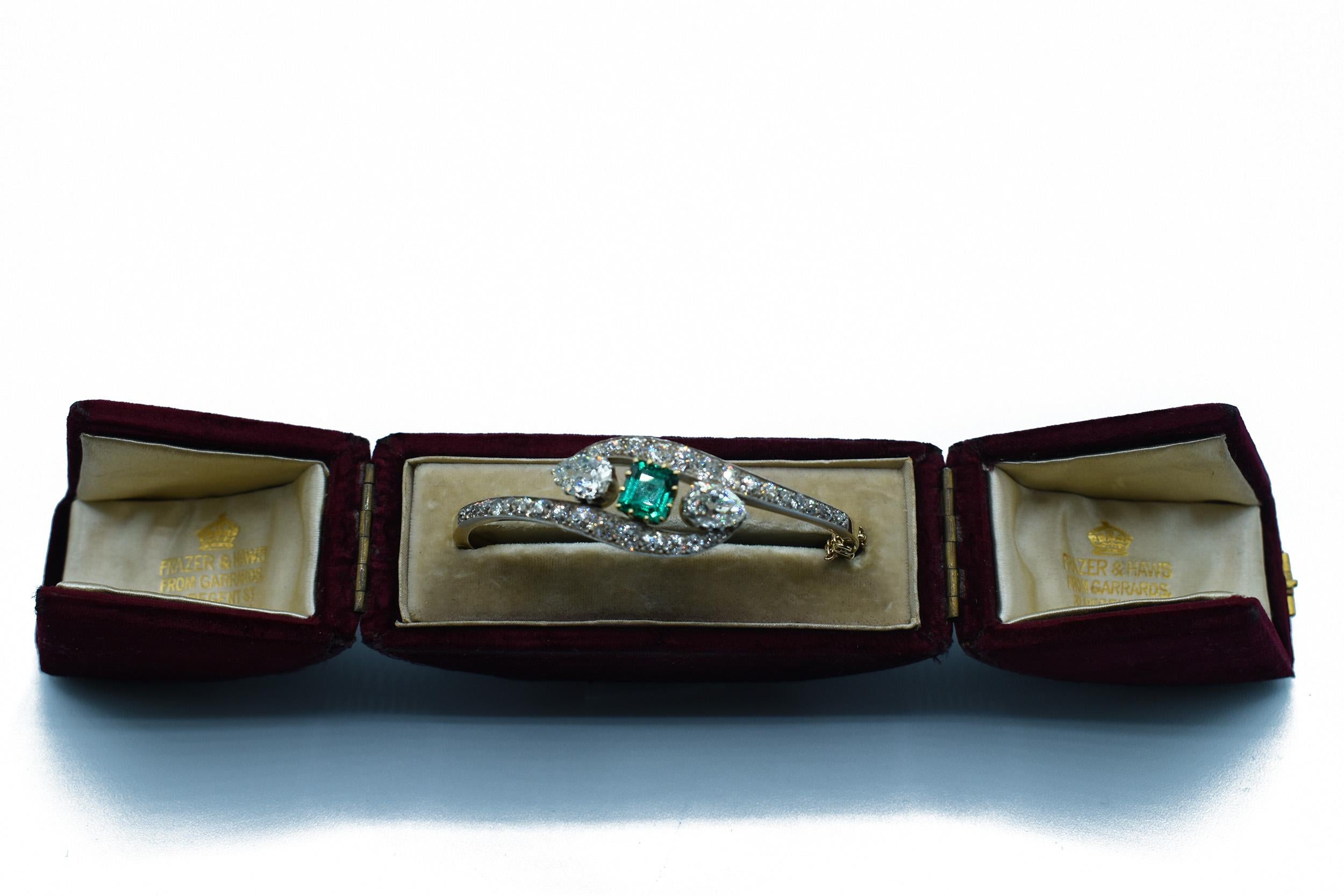 Découvrez l'élégance intemporelle avec cet authentique bracelet victorien réalisé en riche or 18ct. Conservée dans son écrin d'origine, cette pièce rare présente deux étincelants diamants taille poire et une vive émeraude naturelle, encadrés par un